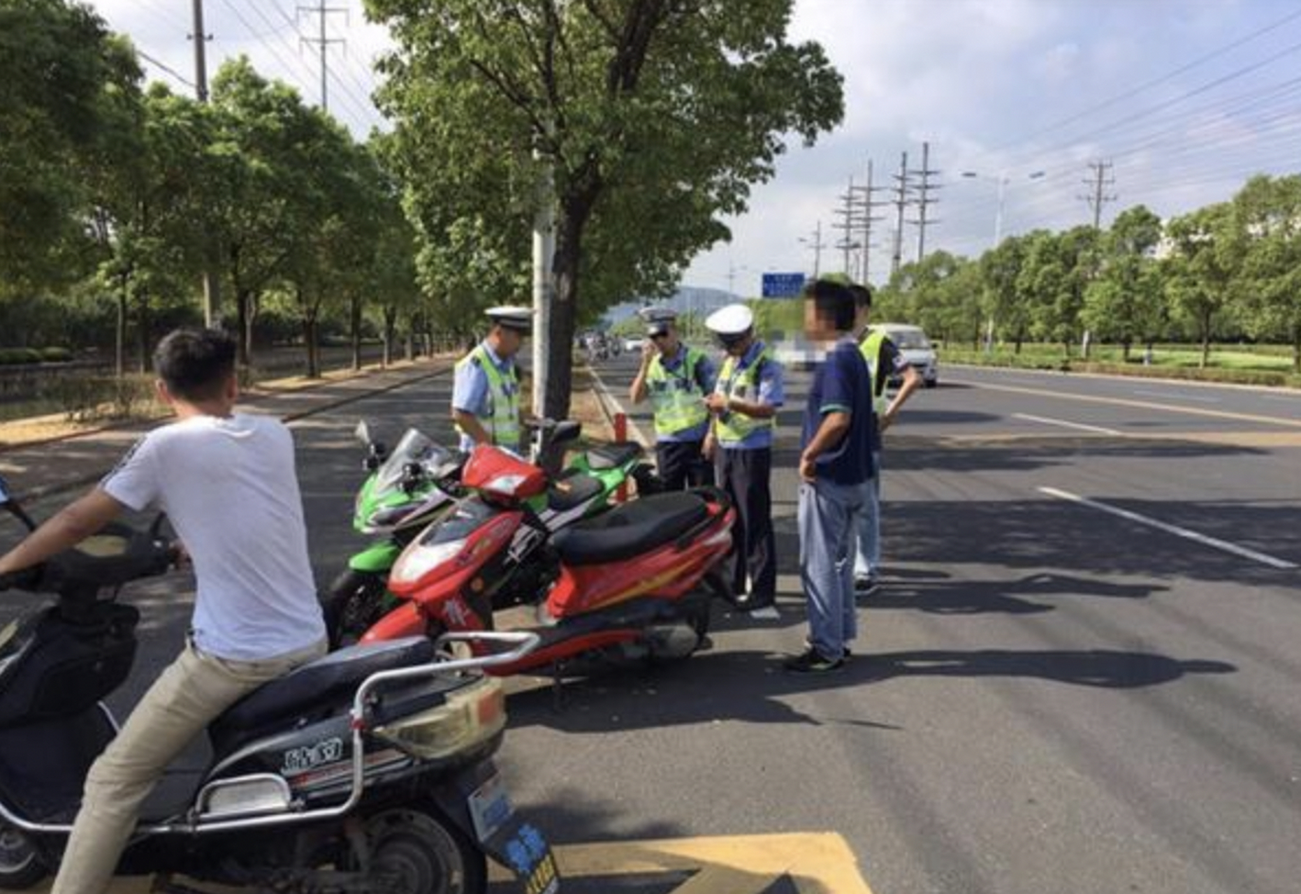 无证驾驶电动车扣车,罚款2000,拘留15天?
