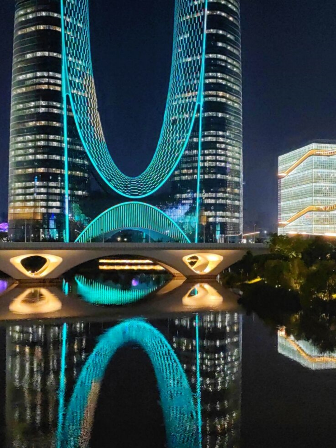 杭州的城市地标这是一座以杭首字母h作为形状的双塔俗称大裤衩