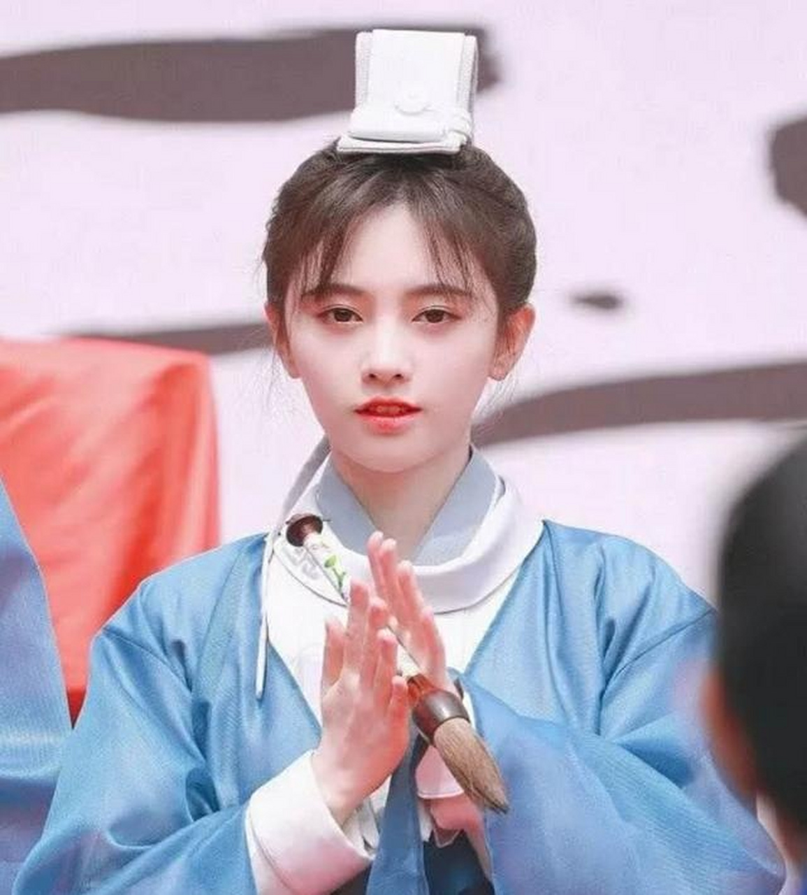 鞠婧祎在剧中饰演女扮男装的雪文曦,一身男装帅气亮相,不得不说