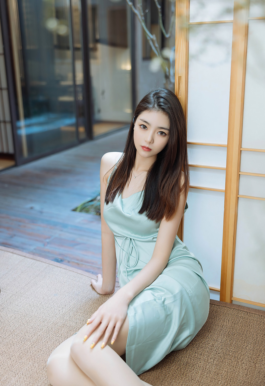 淡蓝色连衣裙搭配性感白丝袜,丰盈柔美的身材娇媚动人,优美笔直的芊芊