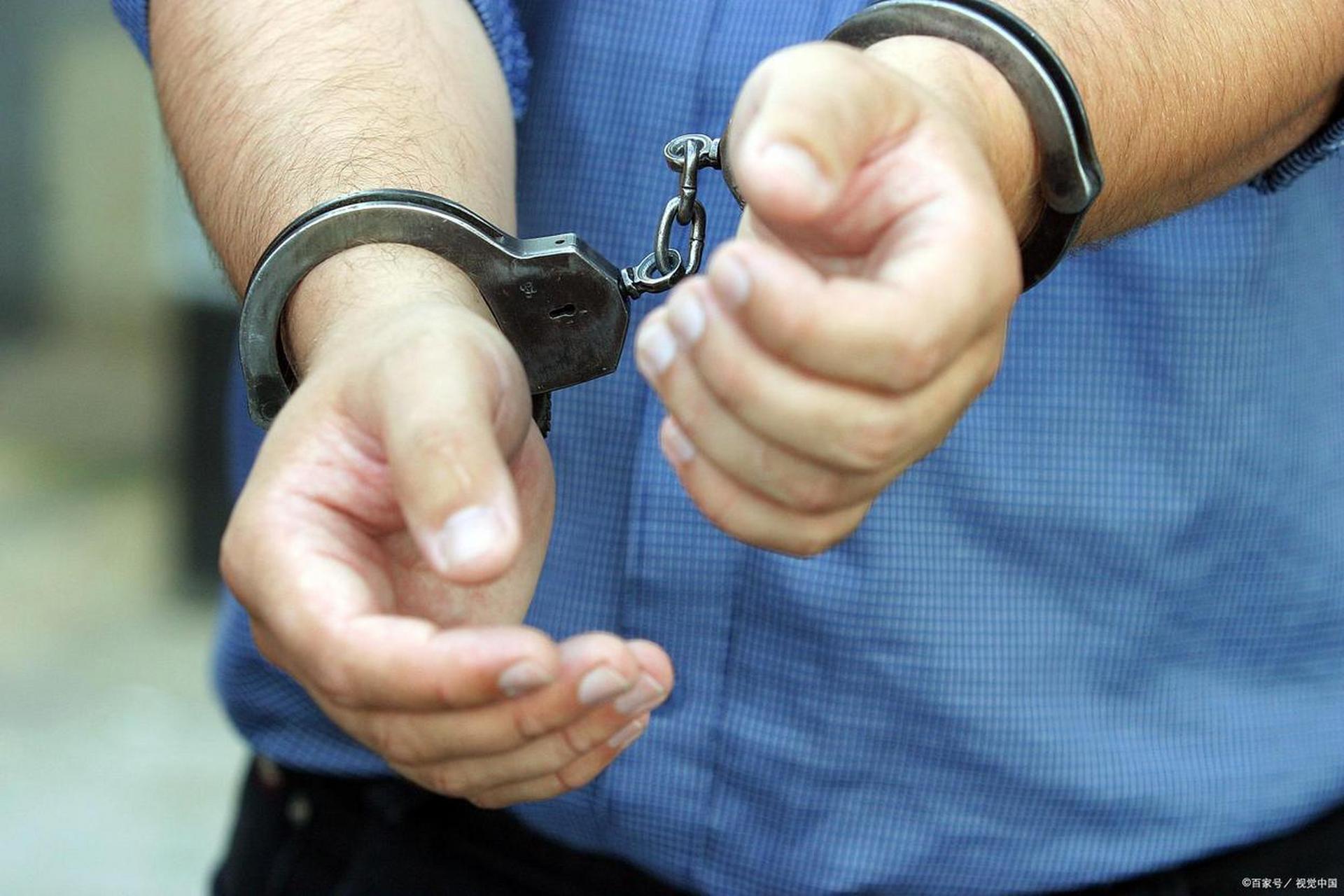 一个刚出狱的劳改犯找工作,恶狠狠地把10年劳改释放证往老板桌子上一