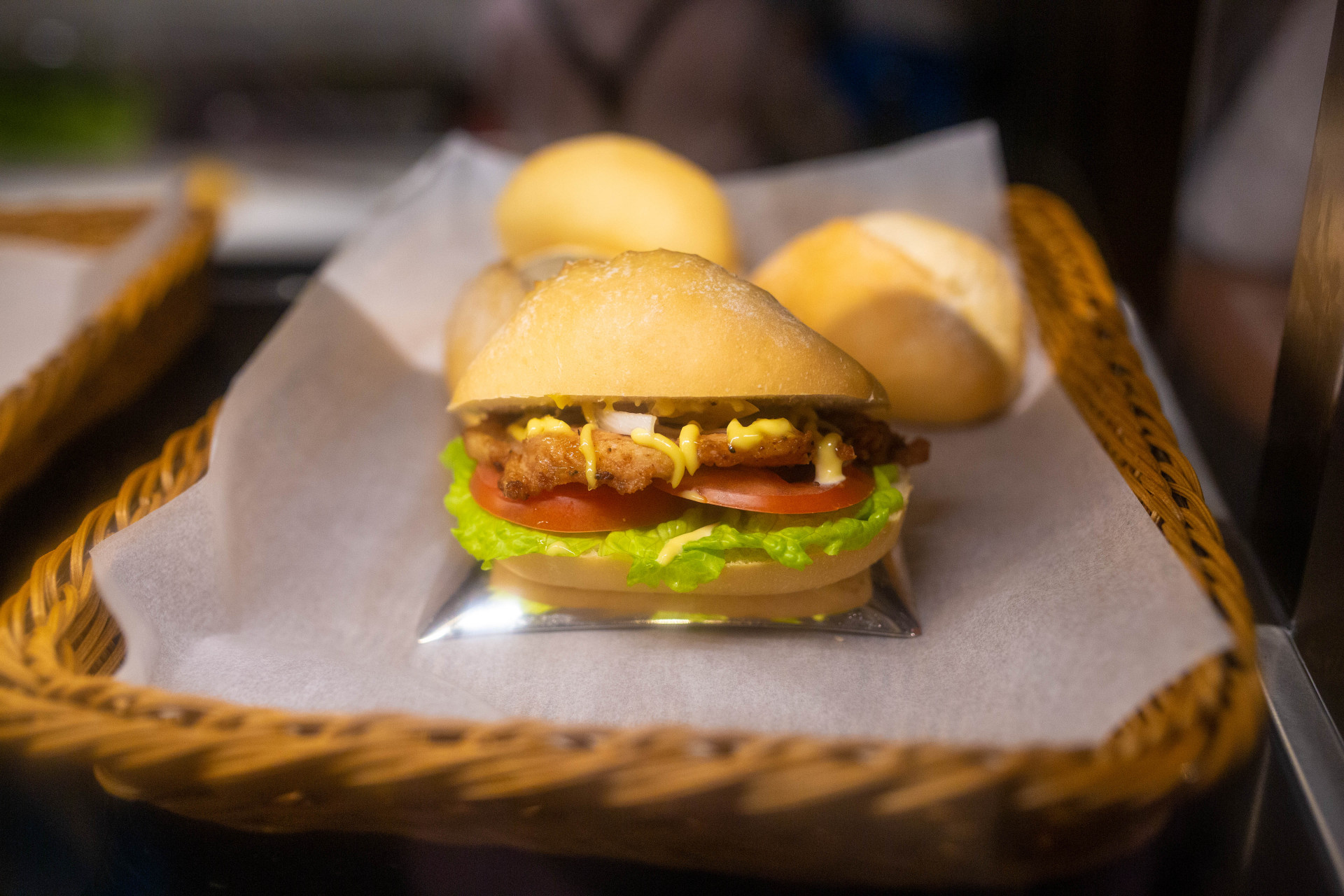 室外的高温让人无处可逃,而澳门新濠影汇酒店应该就是人们躲避炎热的