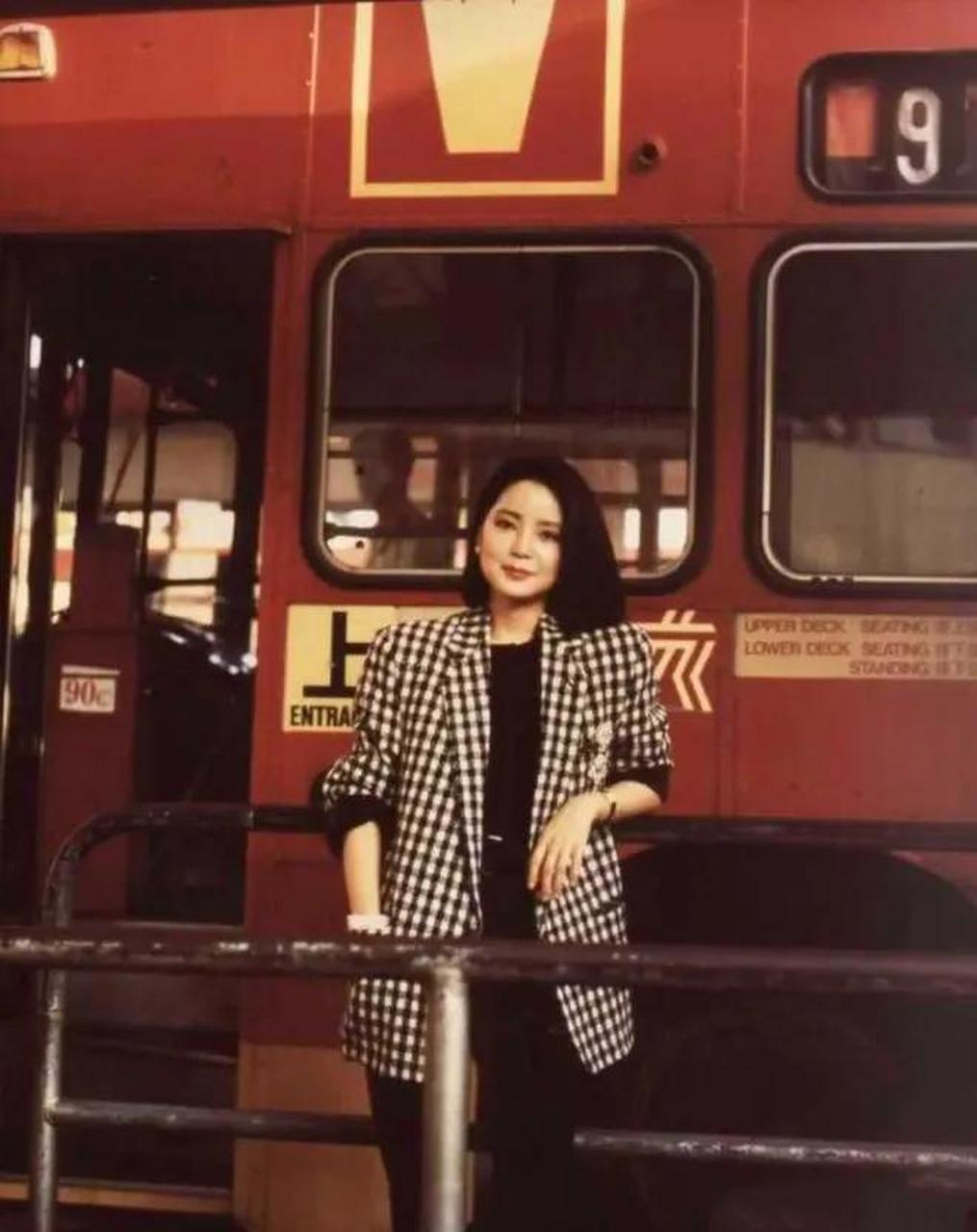 邓丽君身穿格子西服的照片,邓丽君是上个世纪70年代至80年亚洲流行