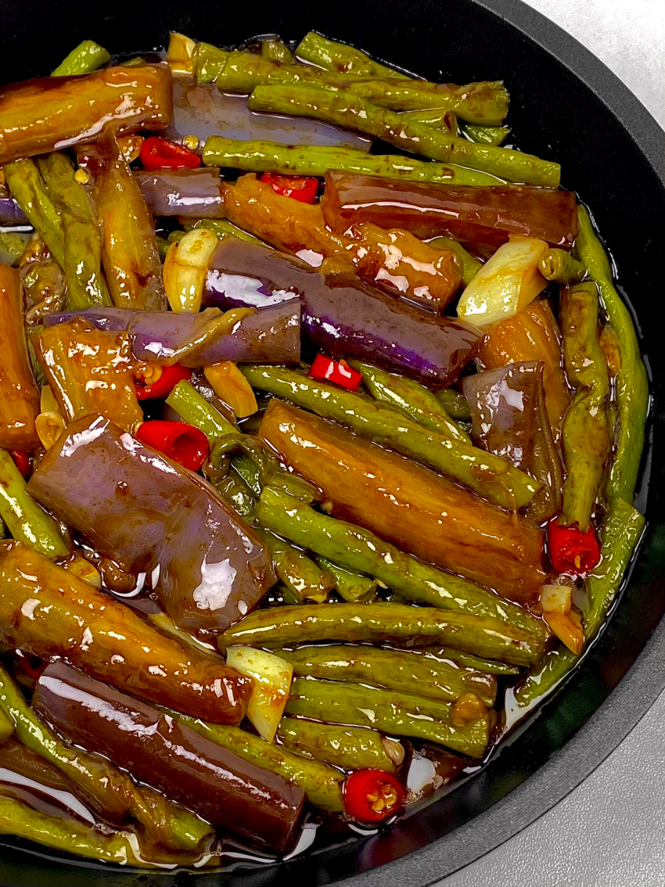 酱香浓郁,香喷喷的豆角焖茄子来啦!