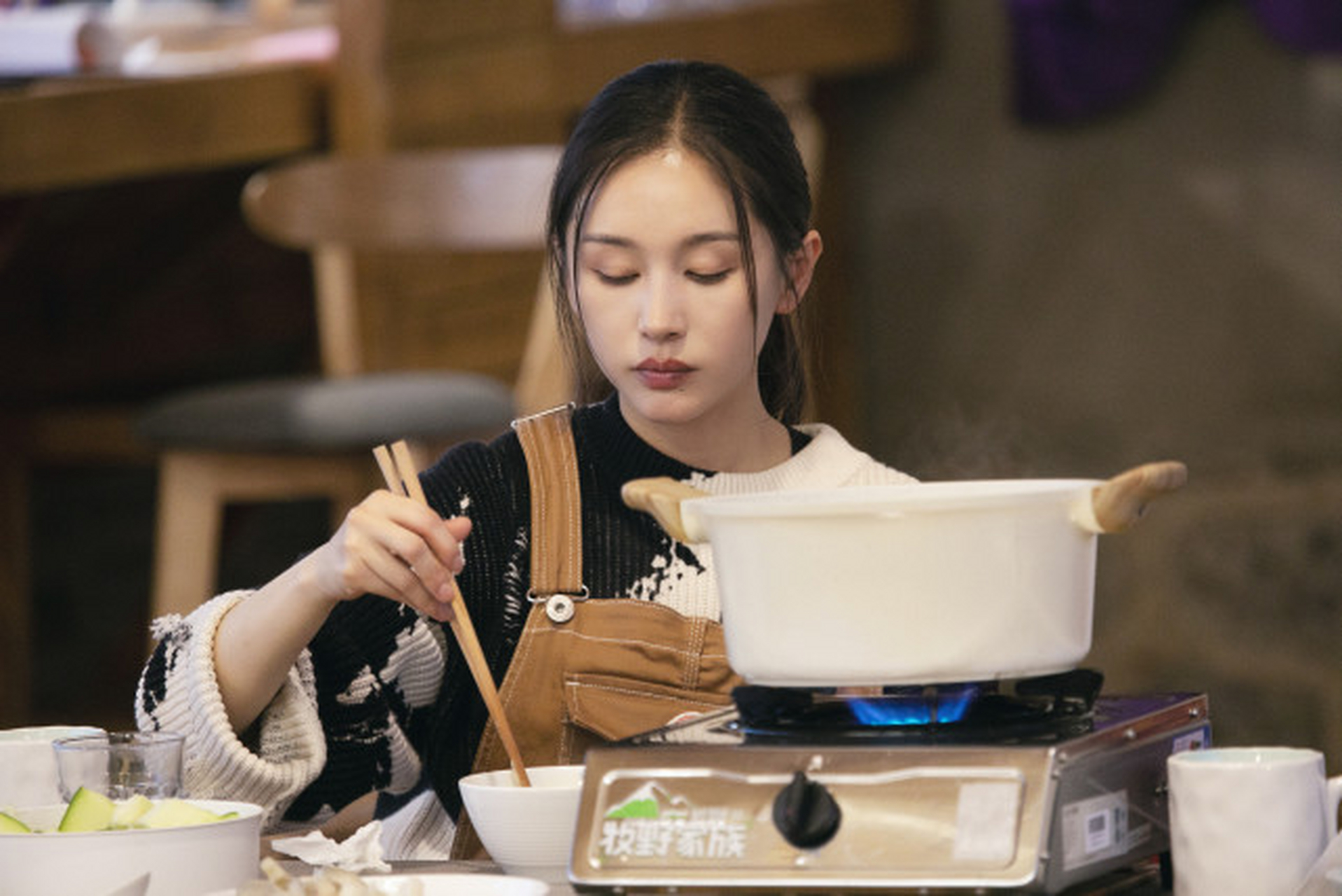 王子文综艺节目中的穿搭好舒服,穿奶牛款式的宽松毛衣,既减龄又时尚