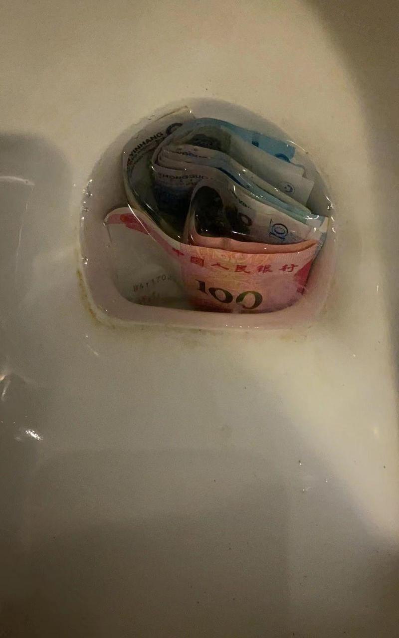 网友:出去玩上厕所看到的 家人们我捡不捡啊