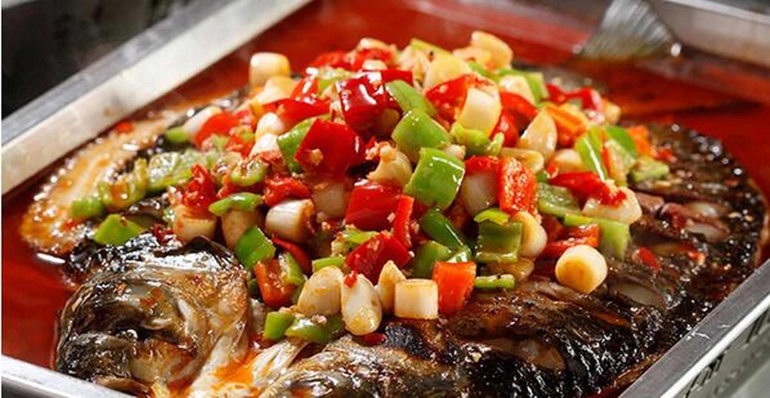 巫溪烤鱼发源于大宁河边,距今已有两千多年的历史了,当时纤夫沿河拉船