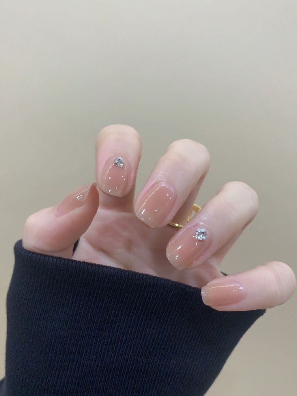 夏日少不了清爽简约裸色美甲啦 简单素雅,还能把手指衬托得更加修长