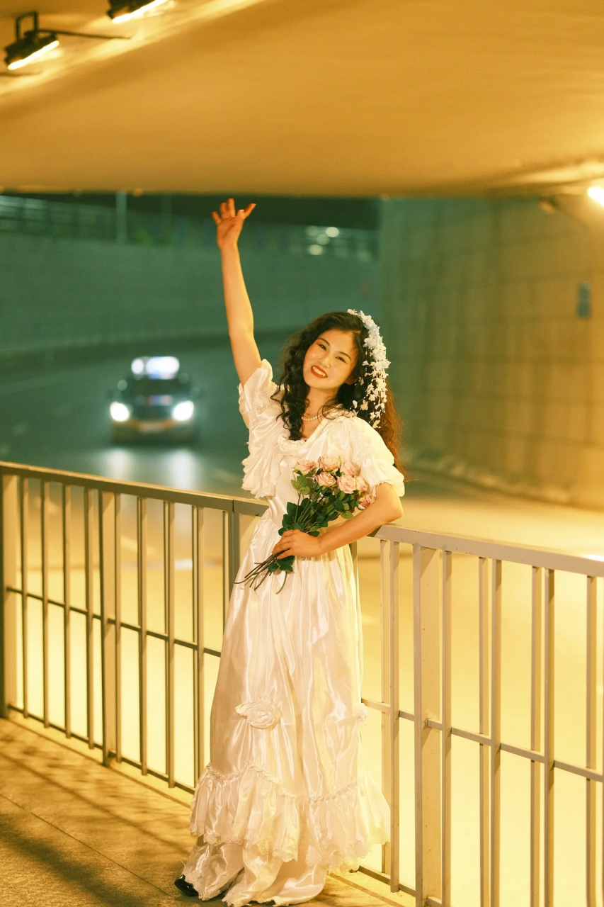 【手机王家卫风格调色思路分享】  原片色彩:富士nc经典色彩,偏黄偏暖