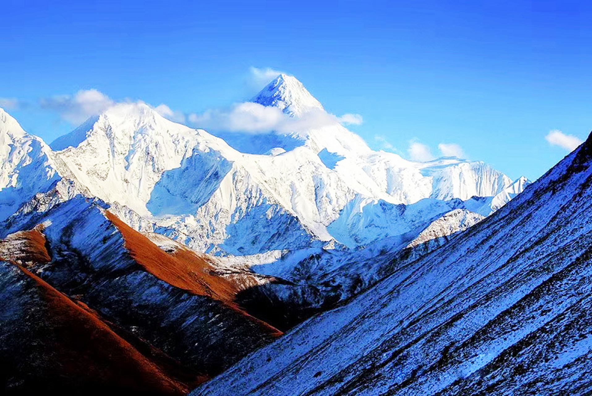 贡嘎山,位于甘孜藏族自治州泸定,康定,九龙三县境内,以贡嘎山为中心