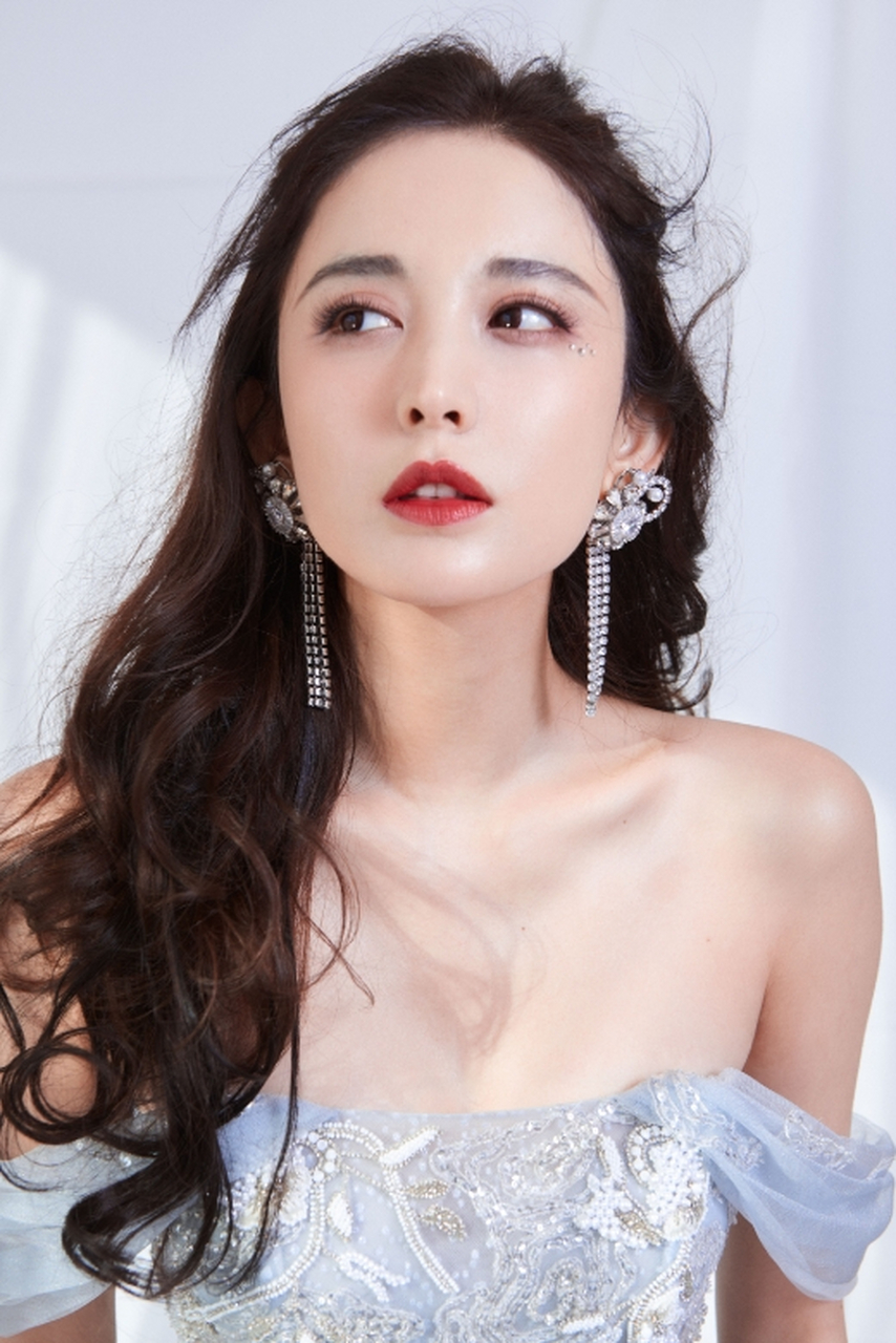 肤白貌美,娇艳欲滴的#古力娜扎# 白皙水嫩的肌肤,吹弹可破,精致的锁骨