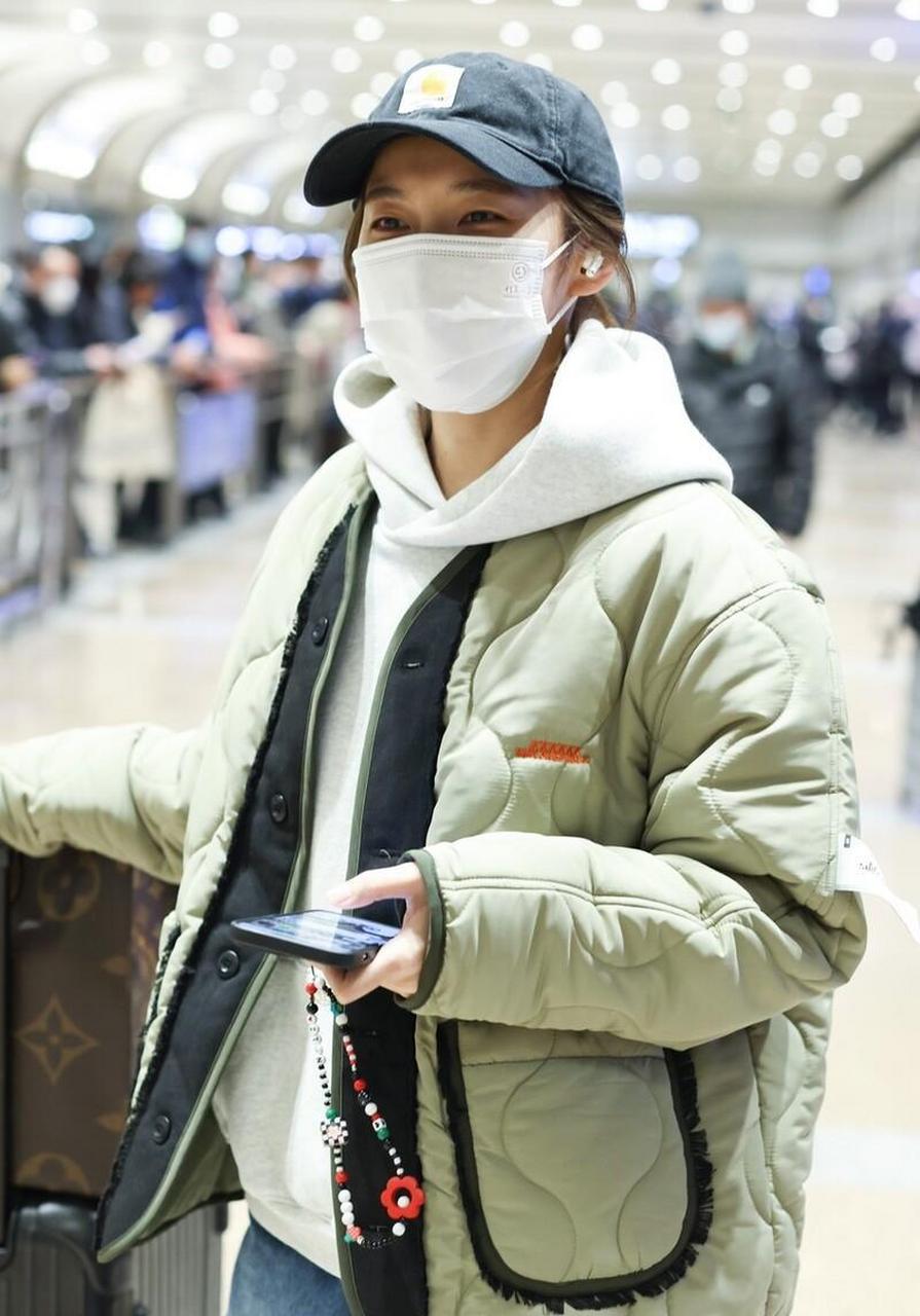 张佳宁机场街拍,绿色棉服 阔腿牛仔裤 棒球帽休闲低调.