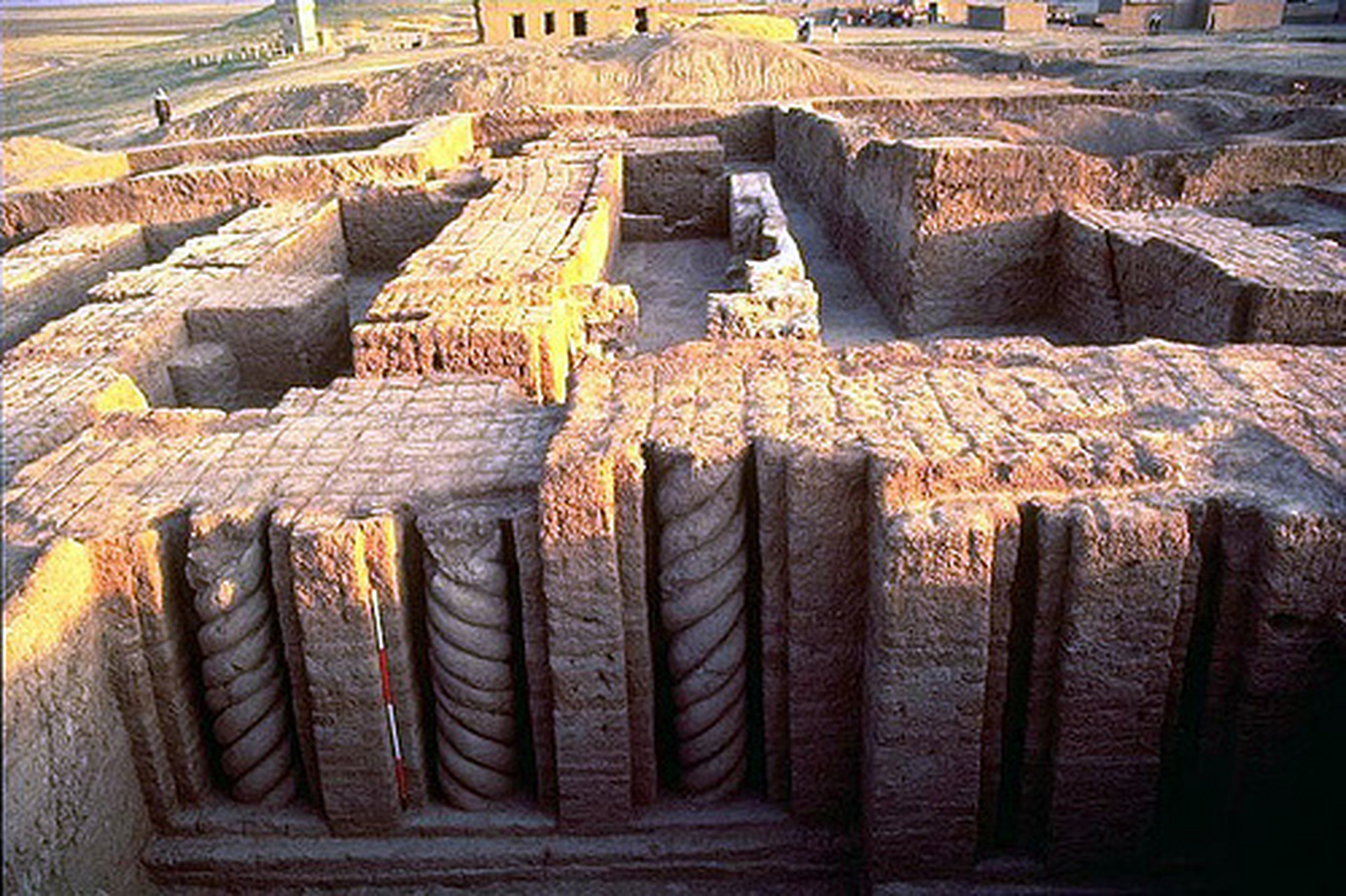 青铜时代中期美索不达米亚的几座砖砌神庙,在其泥砖正立面上,螺旋形和