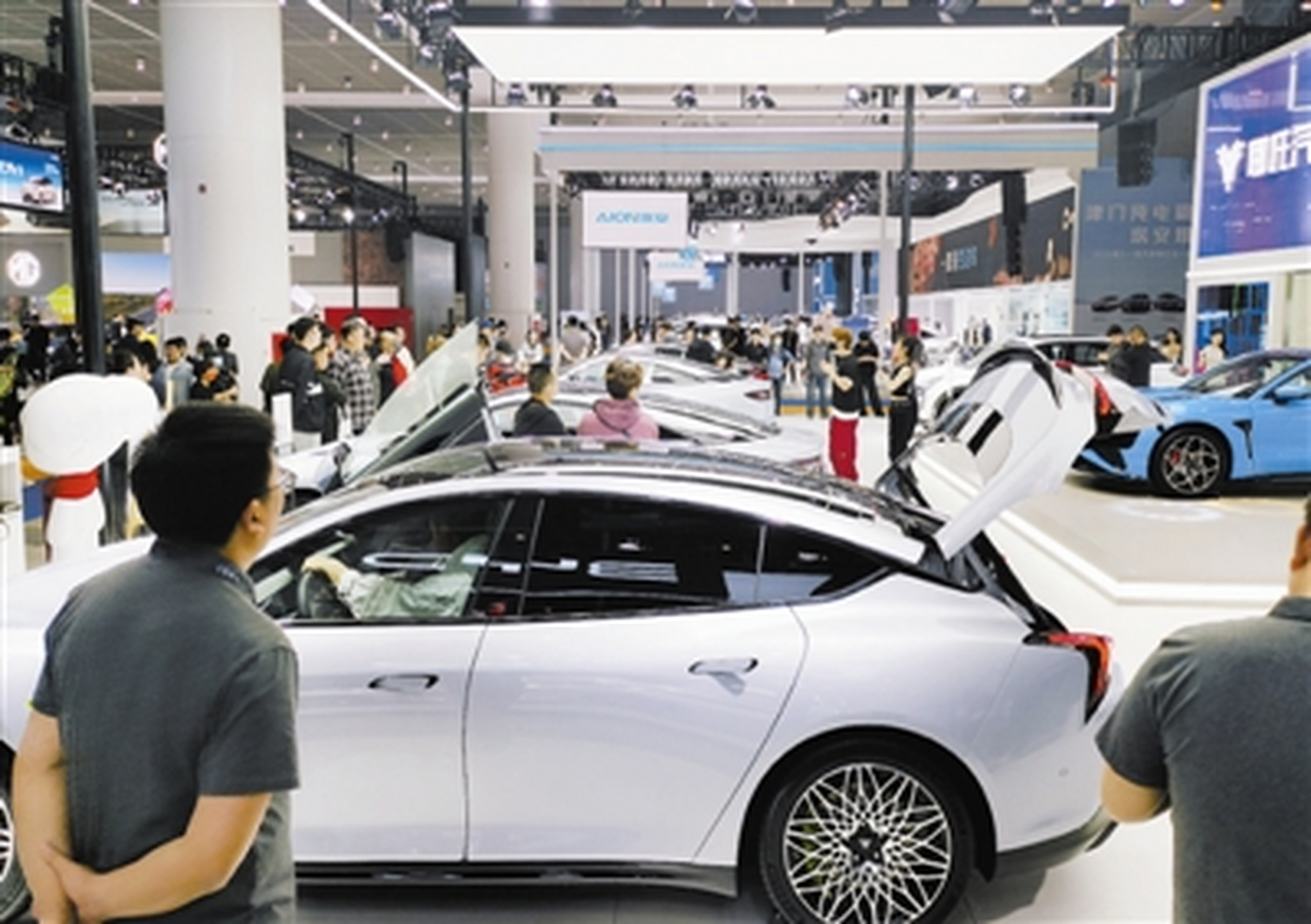 第十一届天津梅江五一国际车展开幕  昨日,第十一届天津梅江五一国际