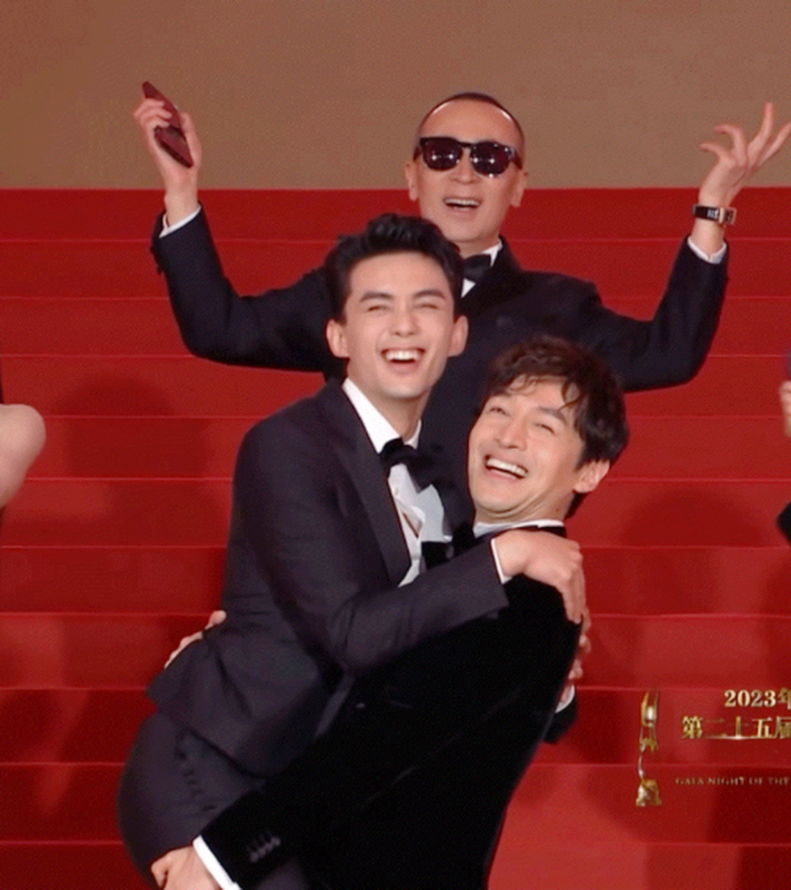 胡歌抱吴磊真的是从小抱到大,估计再过10年,20年,胡歌也还是能抱起