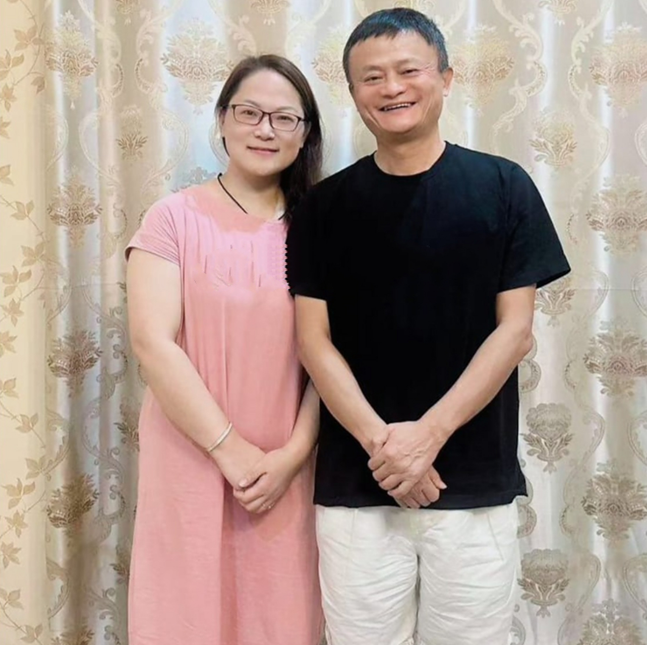 马云近况照片:周游世界,来到巴基斯坦拉合尔,与朋友会面,谈话合影.