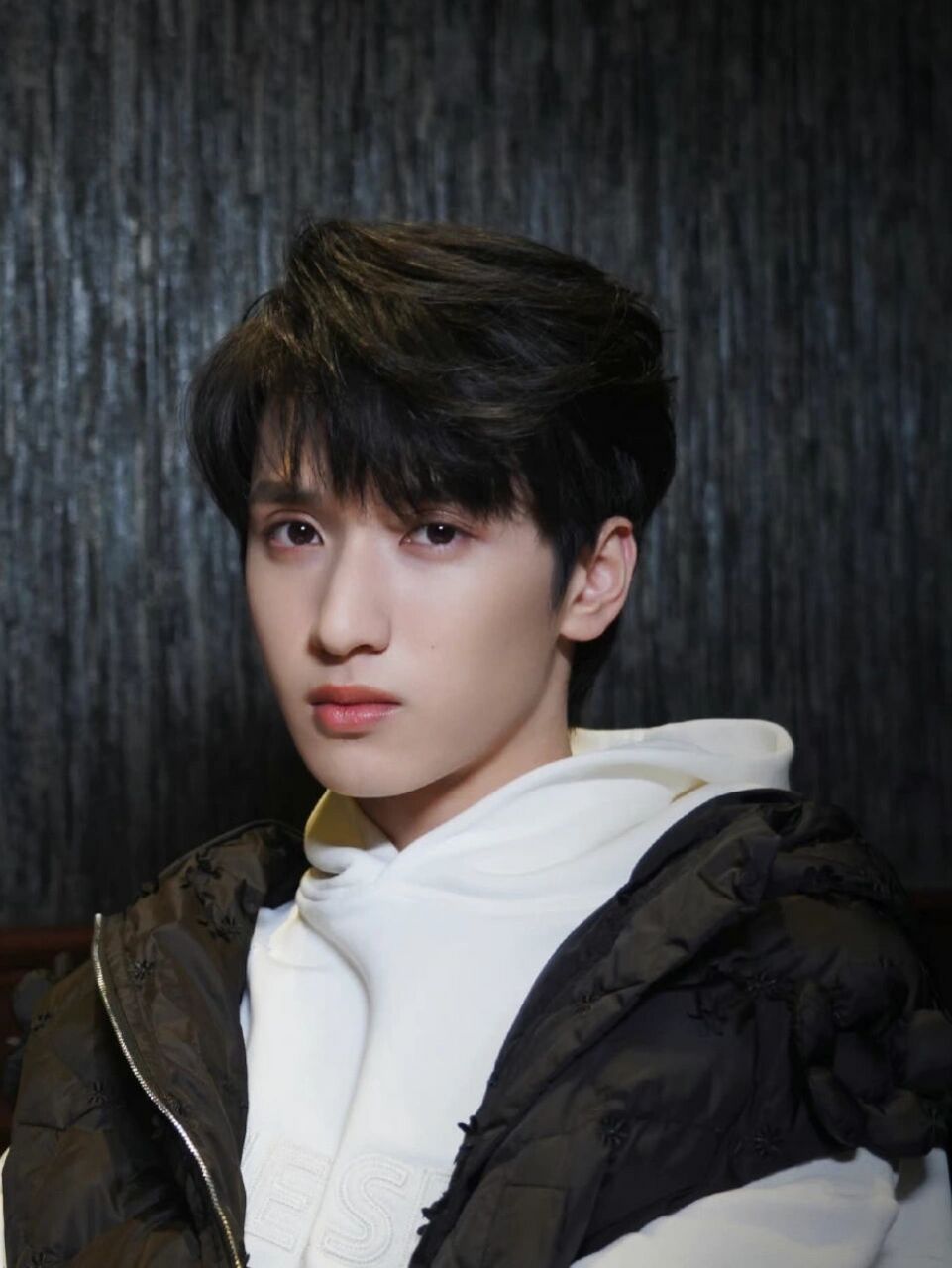 严浩翔私服 卫衣:innersect 2022早春 宽松廓形贴皮套头卫衣 马甲:yan