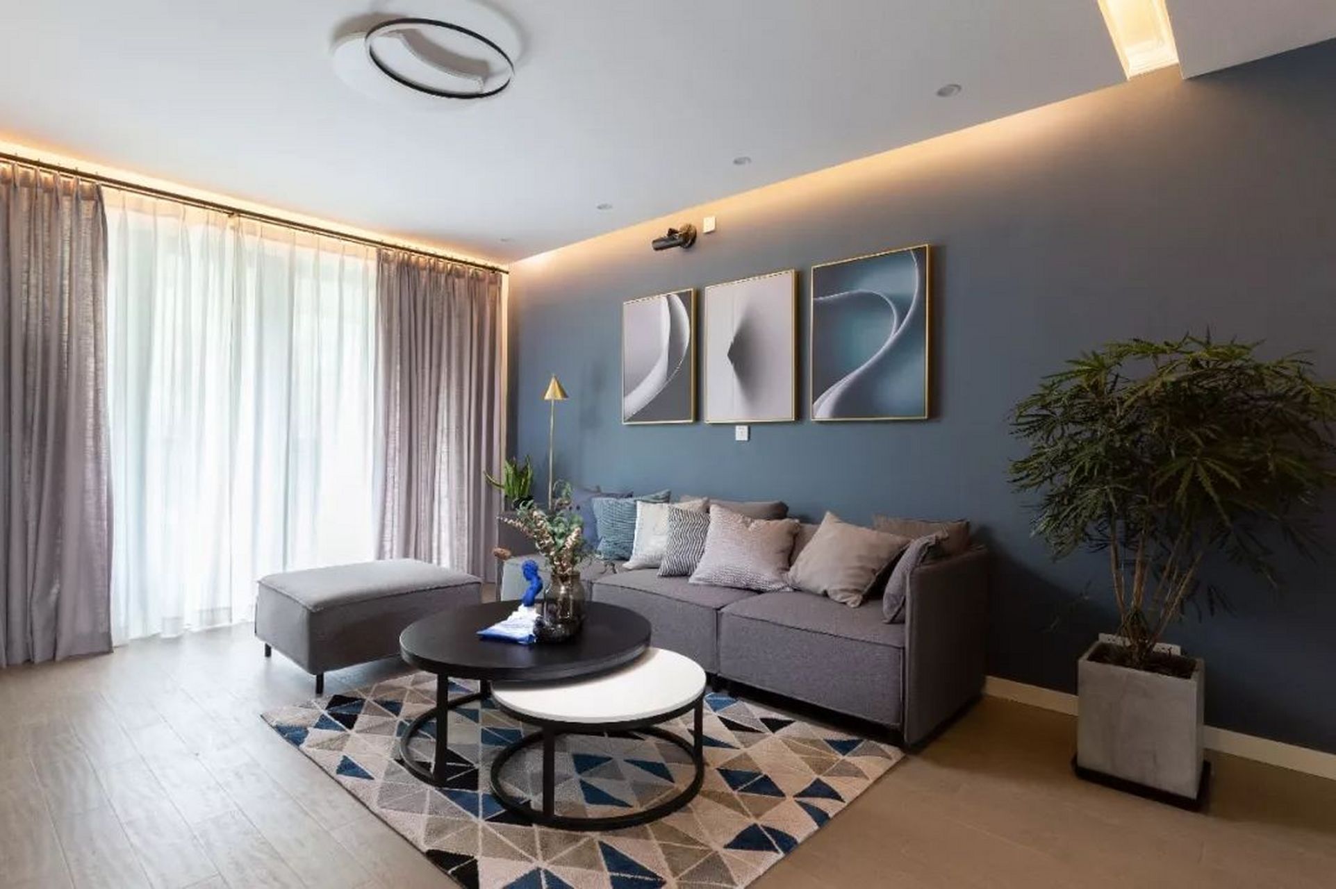 129平三居,蓝灰色客厅格调大气,电视墙改收纳柜,再装个投影仪,真实用!