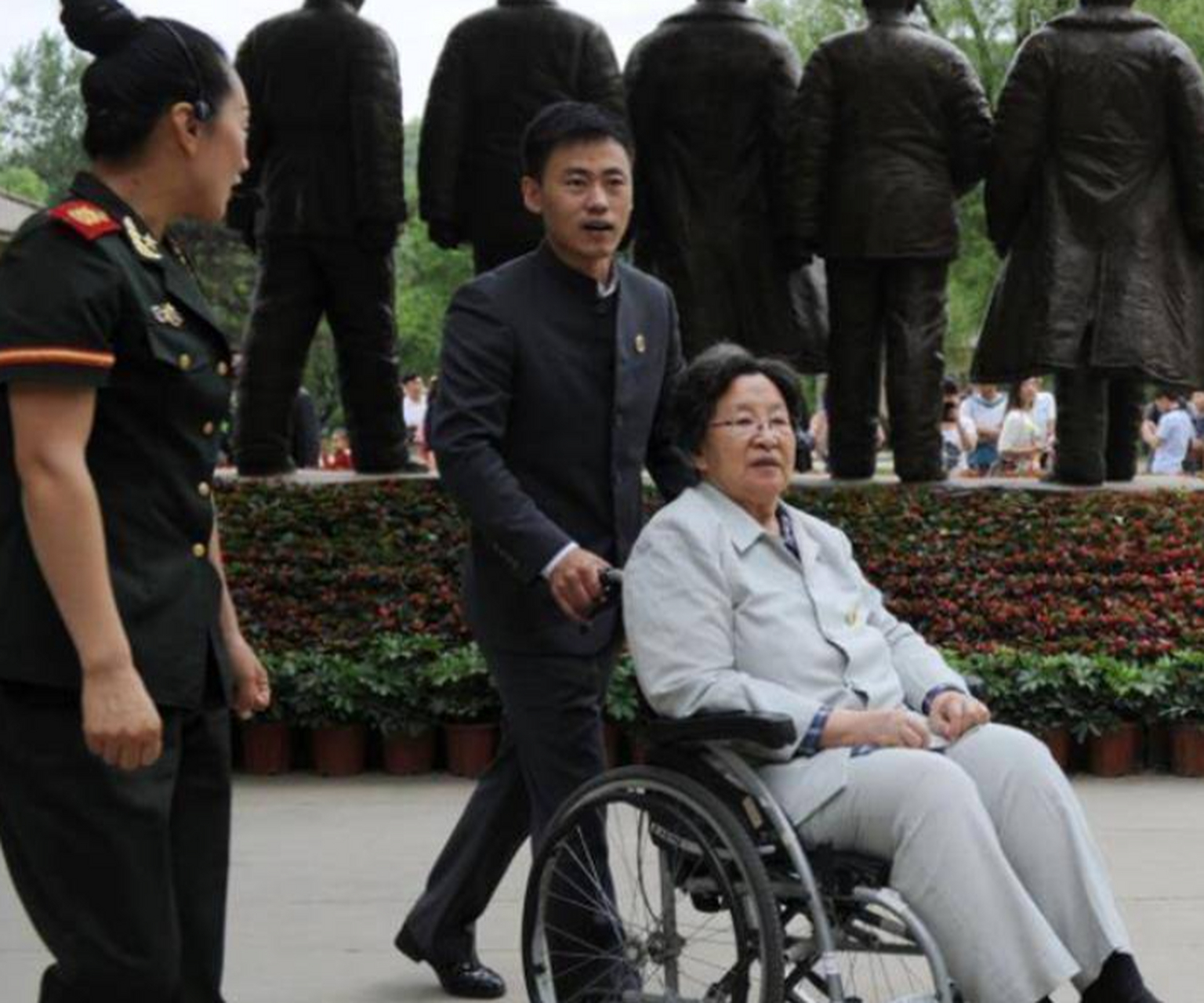 介绍王景清和李讷认识这件事上 韩桂馨的领导王青林高兴地说:"小韩哪