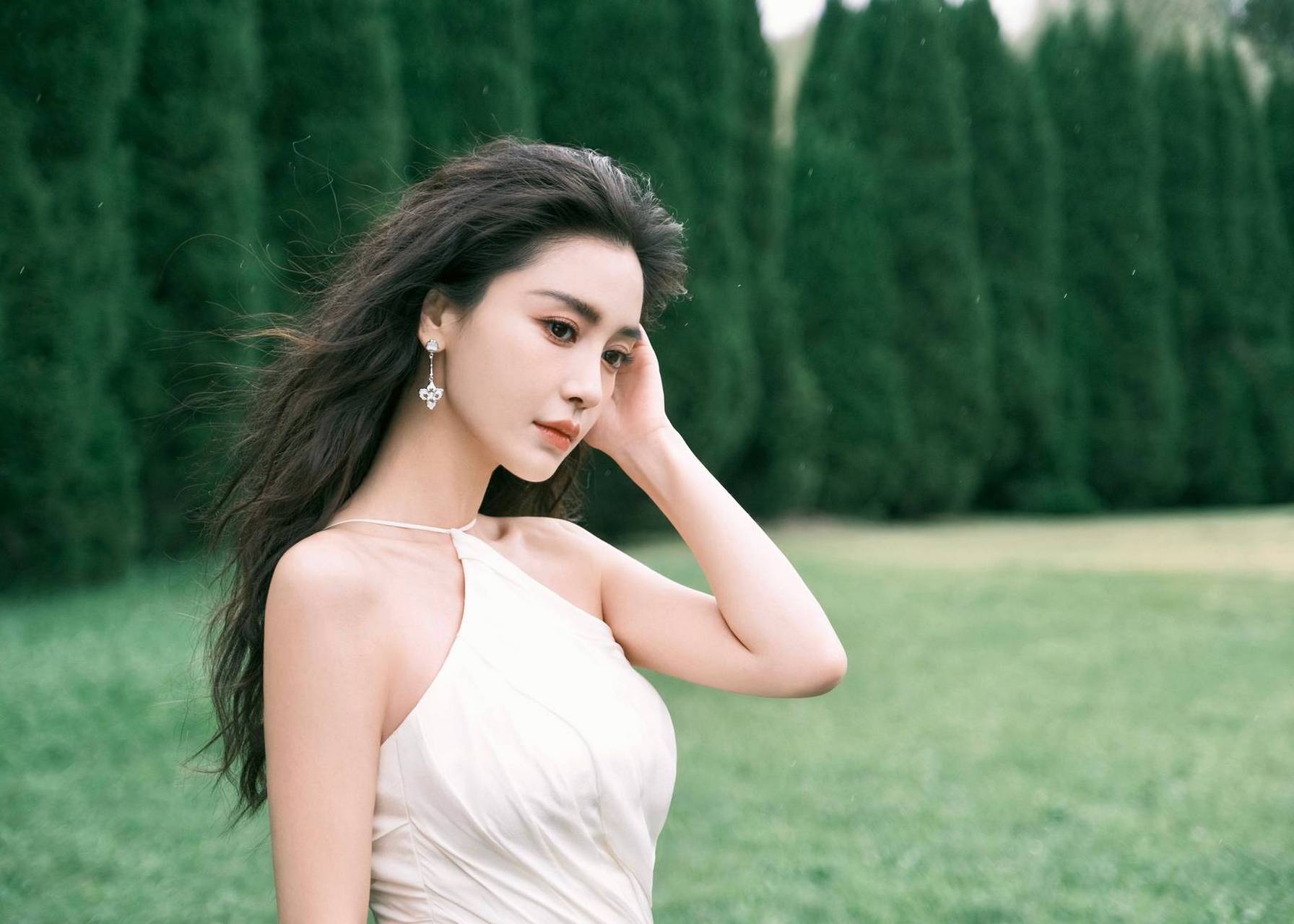 angelababy浪漫写真大片,大秀美背优雅迷人!