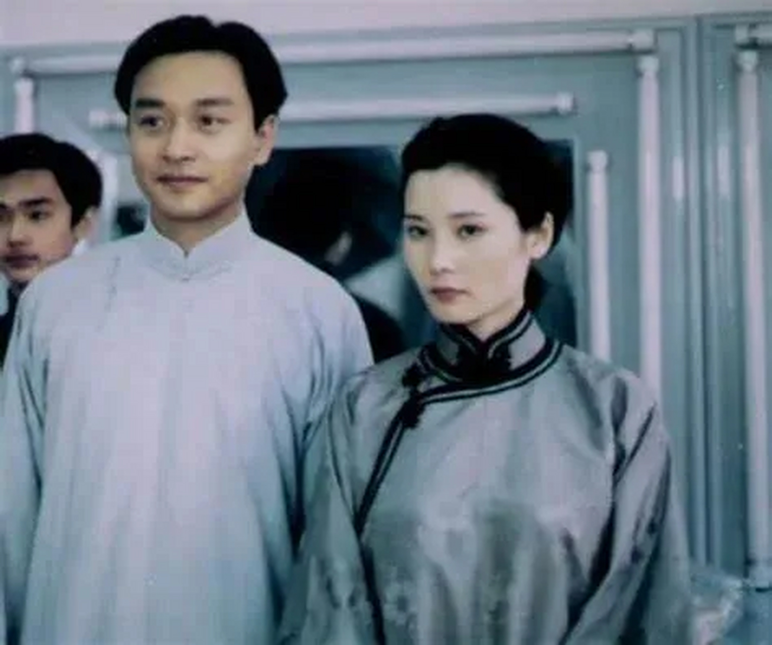 当年,何赛飞怀孕,张国荣说:"姐,送你一张我的帅照,你一定要贴在床头