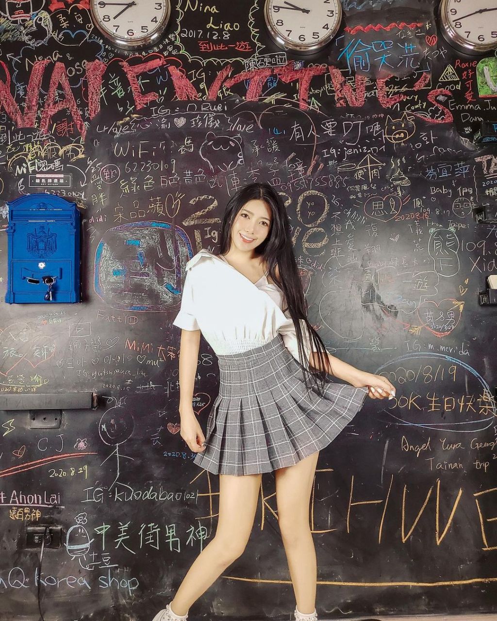 甜美霍萱2021最新清新写真,一头黑亮飘逸的长发,搭配简约褶皱连衣裙