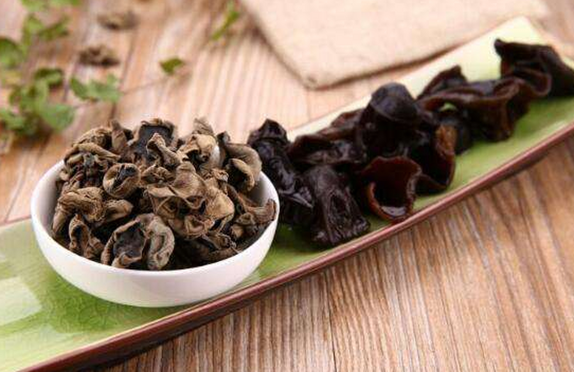 好营养吃出免疫力# 【食用黑木耳的好处】  1,木耳中的胶质可把残留