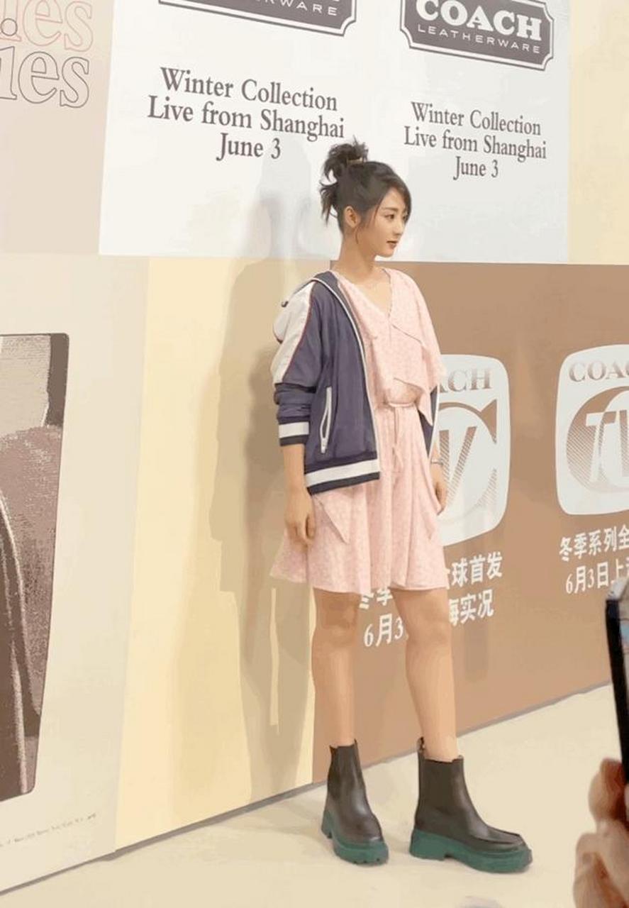 gif创作人# 邢菲参加活动被吐槽脚大,随后邢菲本人发微博力证自己脚
