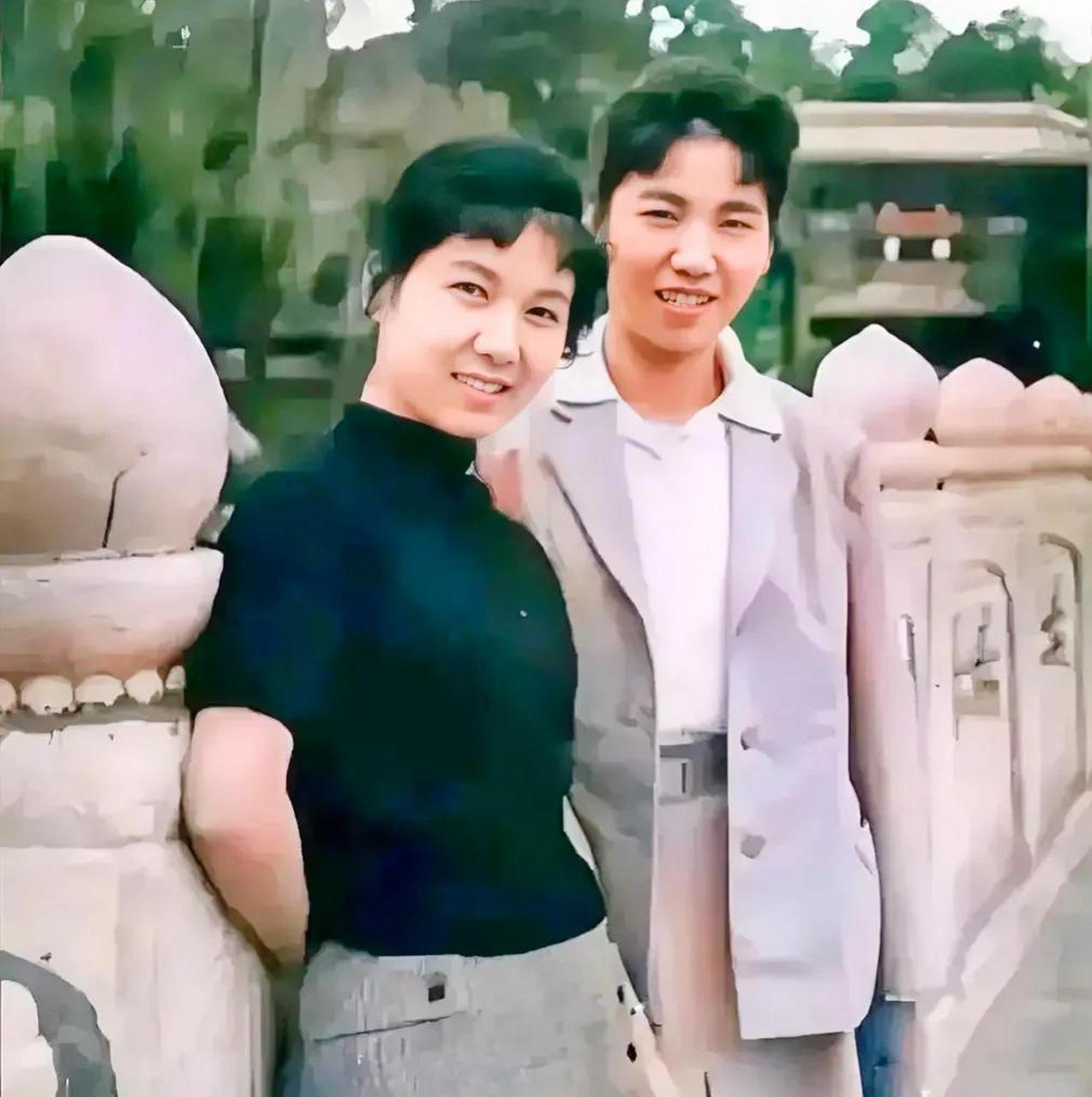 这张照片带我们回到60年代初期,展现了赵丽蓉和新凤霞的罕见合影.