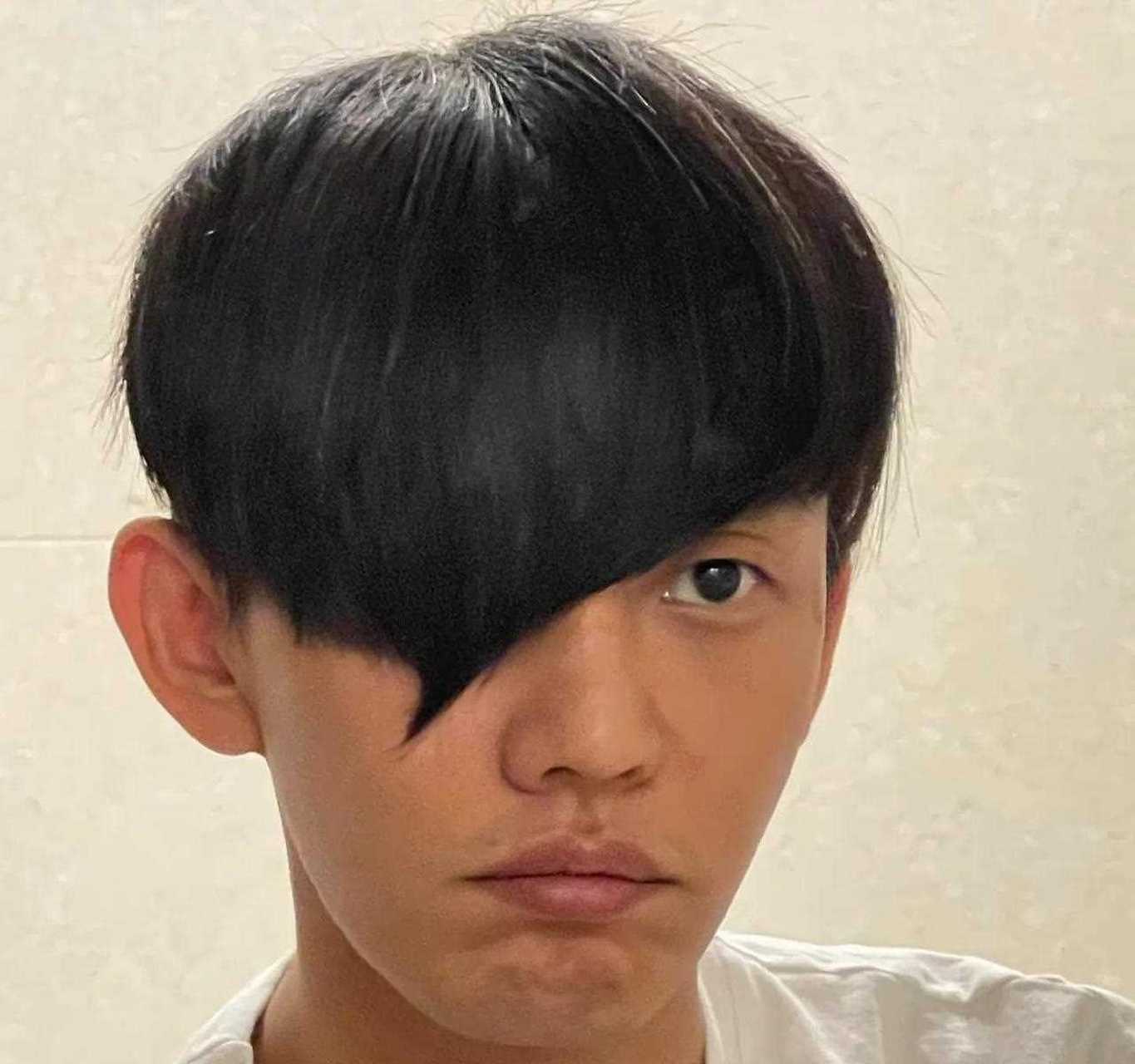 刘亚仁新发型,奇奇怪怪的表情包又增加了