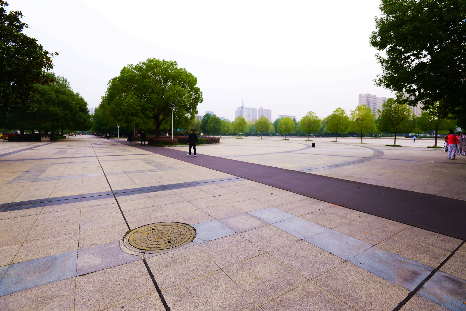 天中广场,河南驻马店的最大广场,可谓是城市中的一颗璀璨明珠.