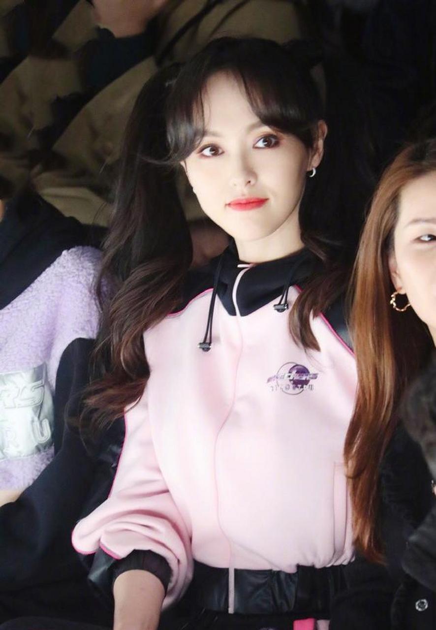 唐嫣撞脸郑爽?扎双马尾配运动装意外美成这样,真不像是刚生过娃