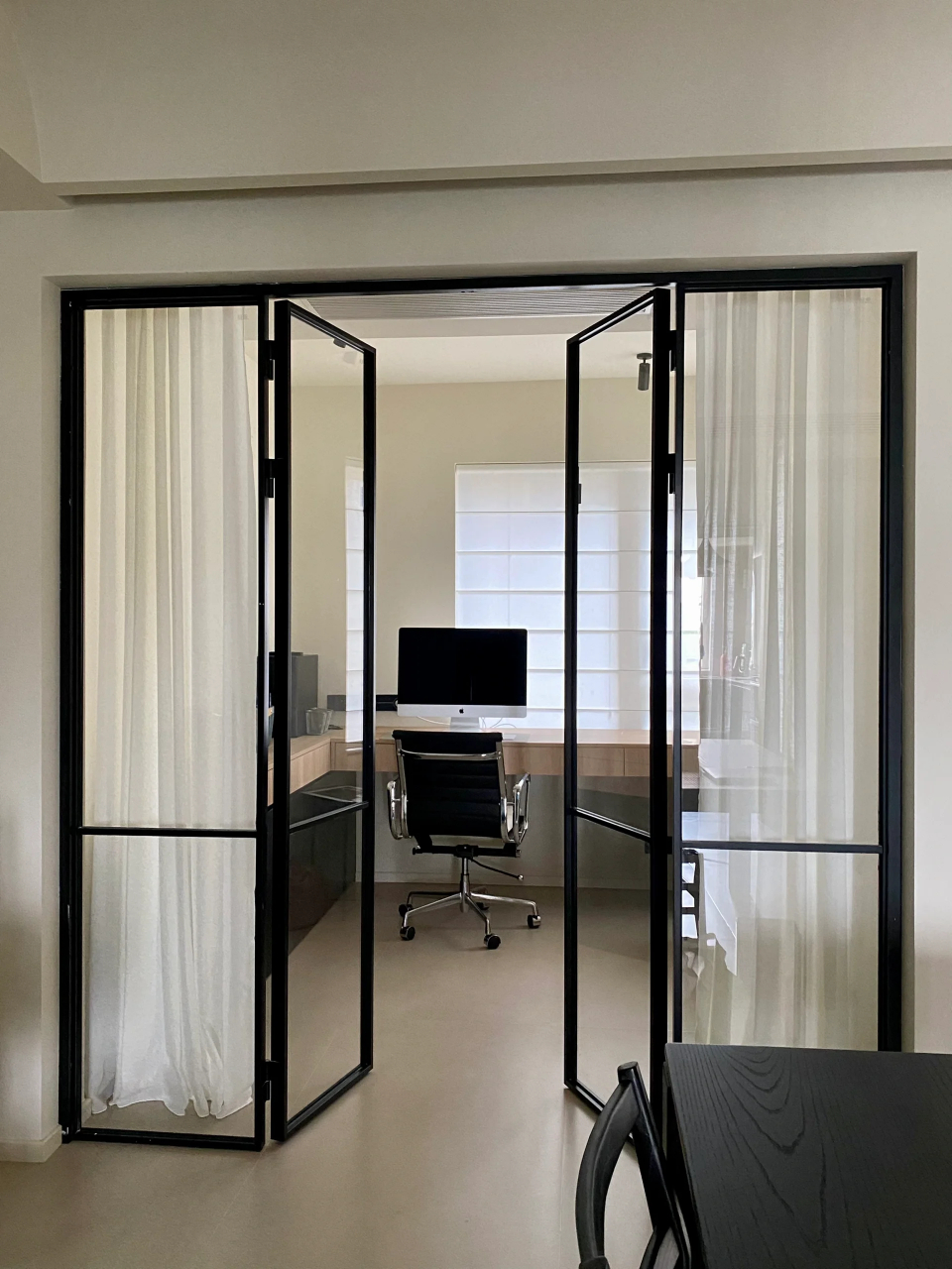 黑色边框法式双开门搭配米白色纱帘,造型简单却效果超乎想象地浪漫.