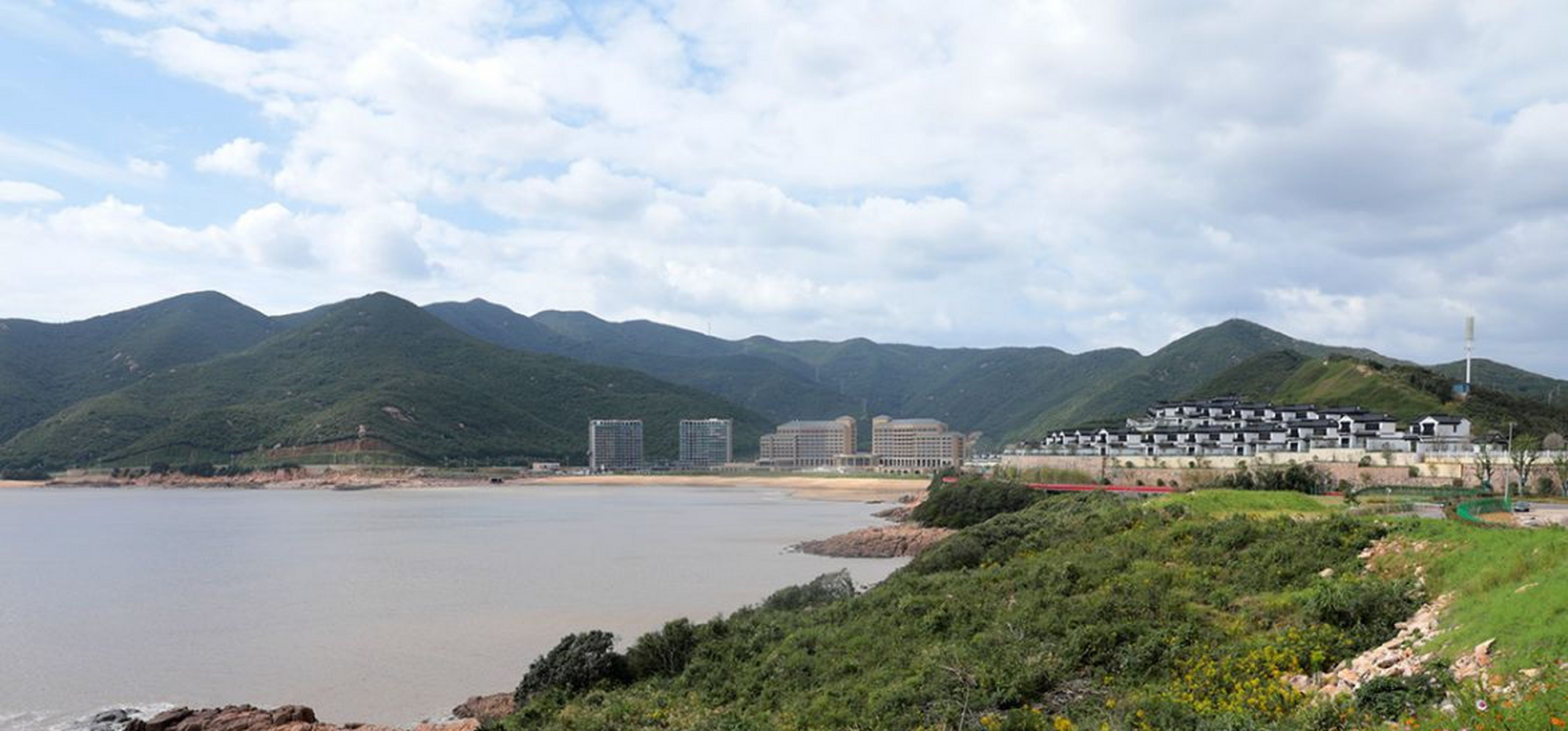象山县爵溪街道龙山下,有两个环境优美,规模庞大的沙滩,以磨石礁相隔