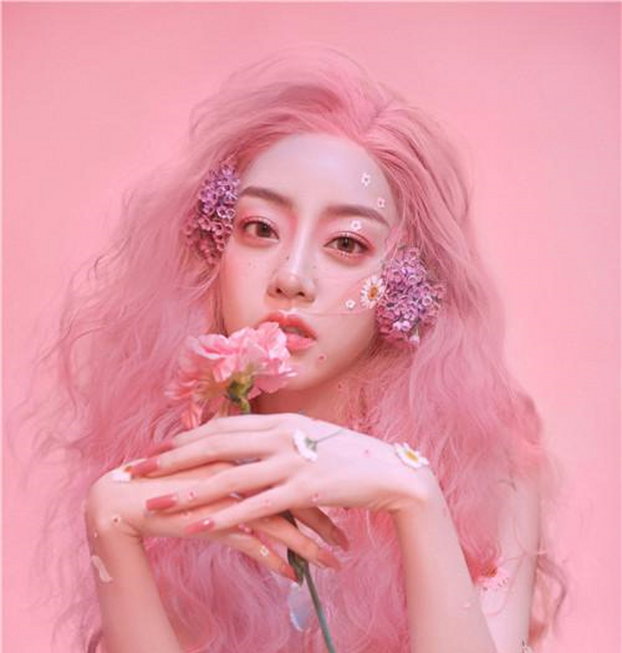 朱天天玩转多面风格写真 前卫色彩展其百变魅力[兔子]