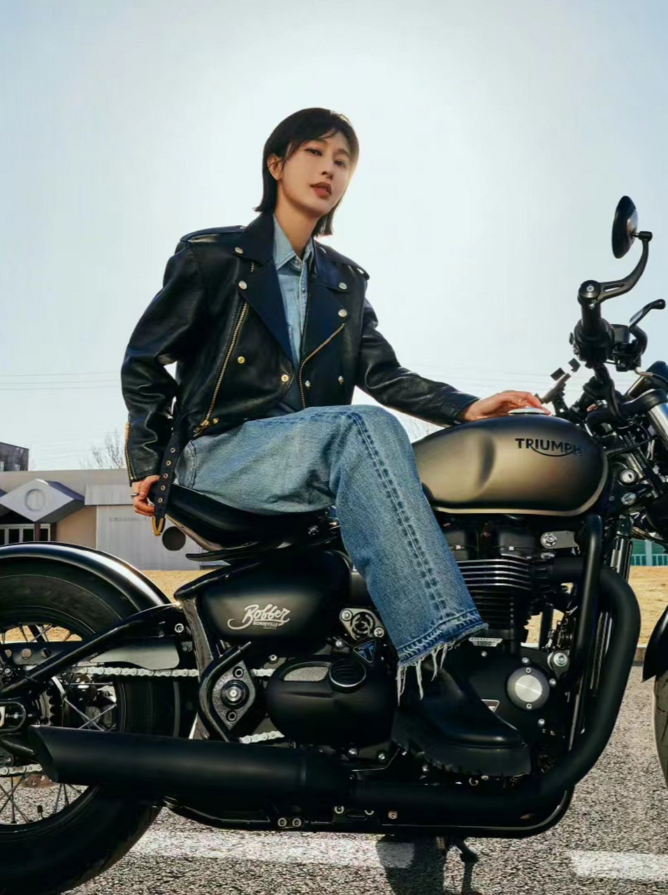 张俪春日骑机车随拍,穿机车皮衣配牛仔裤,酷飒时尚