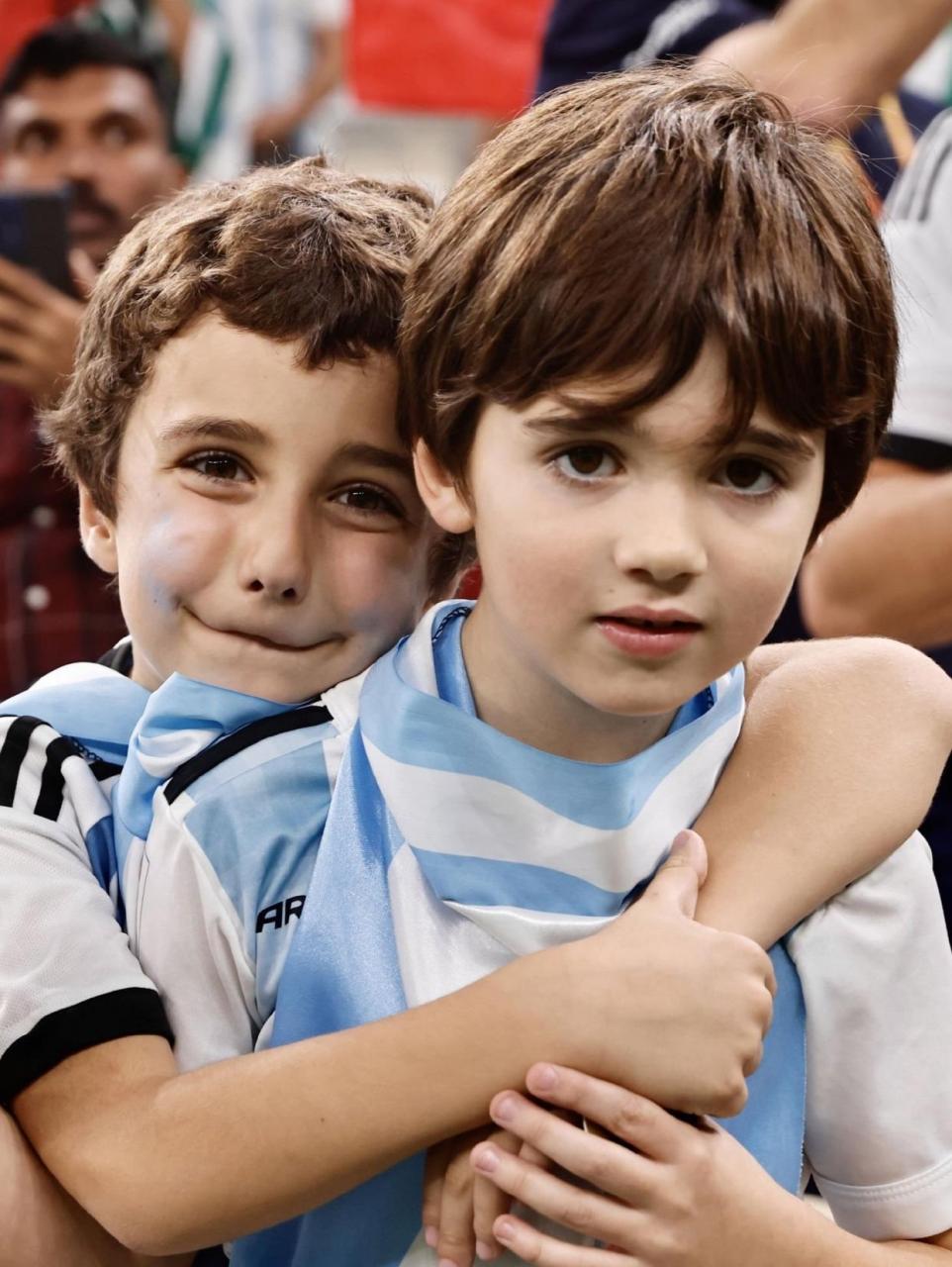 卡塔尔世界杯小球迷[比心]