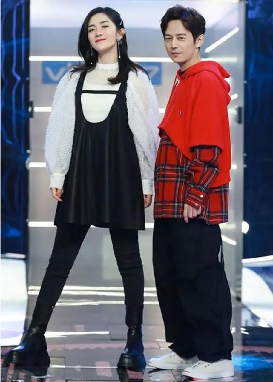 谢娜二胎孕肚照曝光!两件套长短袖叠穿,酷似张杰出道时风格