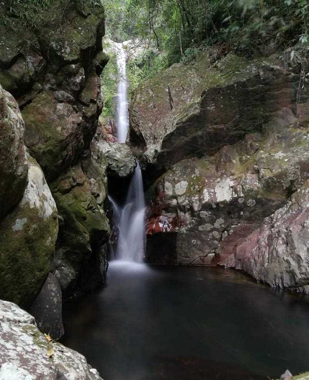 遇见美丽, 遇到防城港十万山的小瀑布 山谷间溪水从高处流下[摸头]