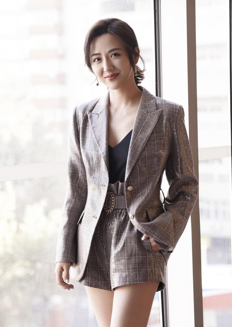 徐小飒:气质干练,貌美如花