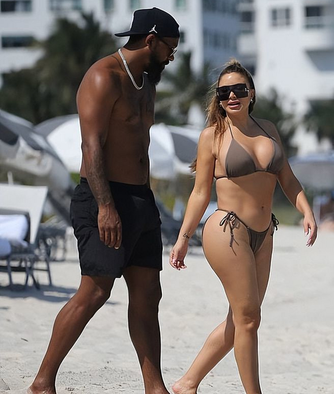 一组热辣泳装照,男女主角是皮蓬前妻与乔丹之子.