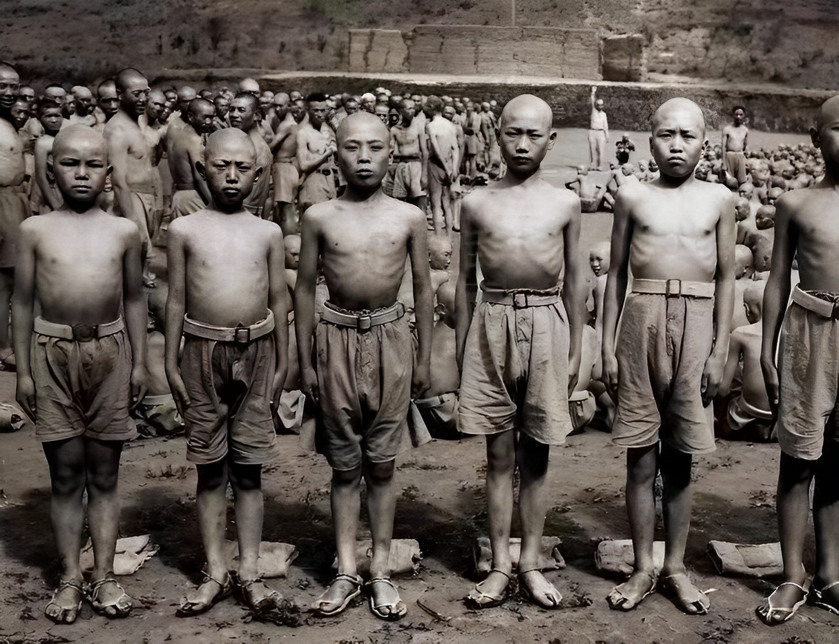 1944年,中国远征军娃娃兵的一张合影,他们都是未成年的孩子!