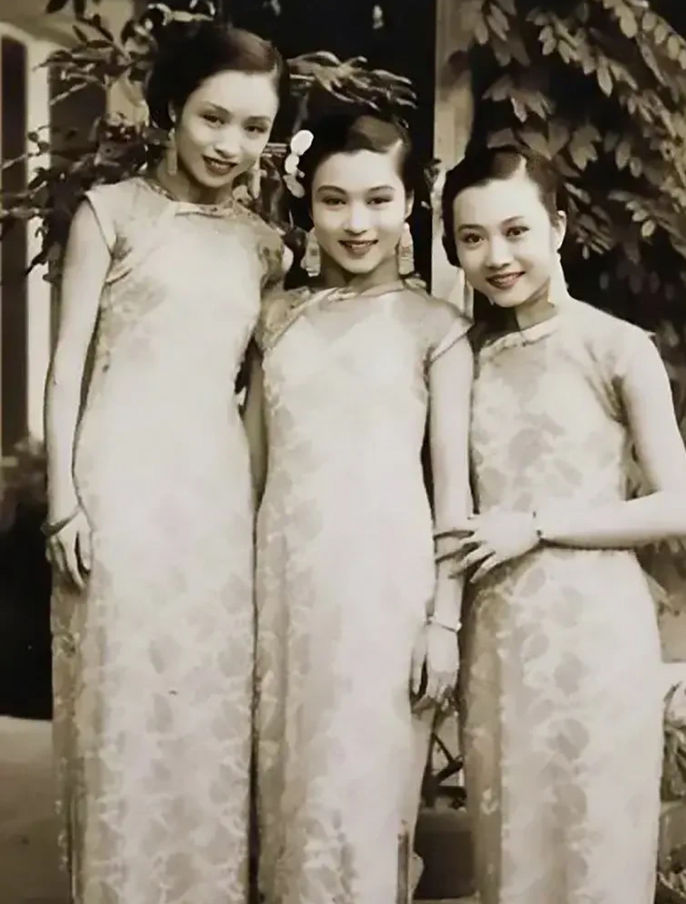 照片中是民国女演员梁氏三姐妹:梁赛珍,梁赛珊,梁赛珠.