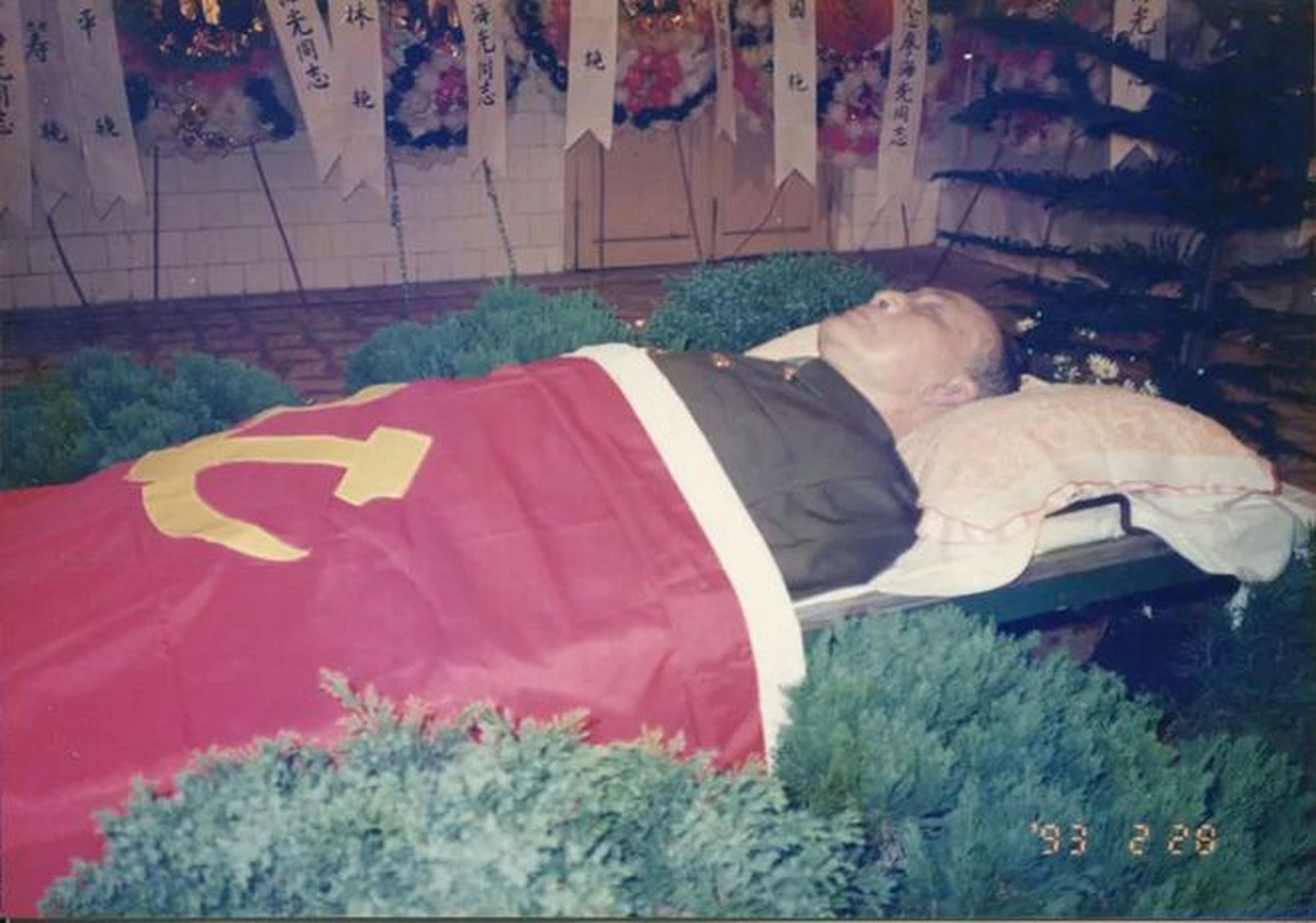 他的这张遗容照片罕见而珍贵,照片中廖将军躺在鲜花与绿柏间,安详而