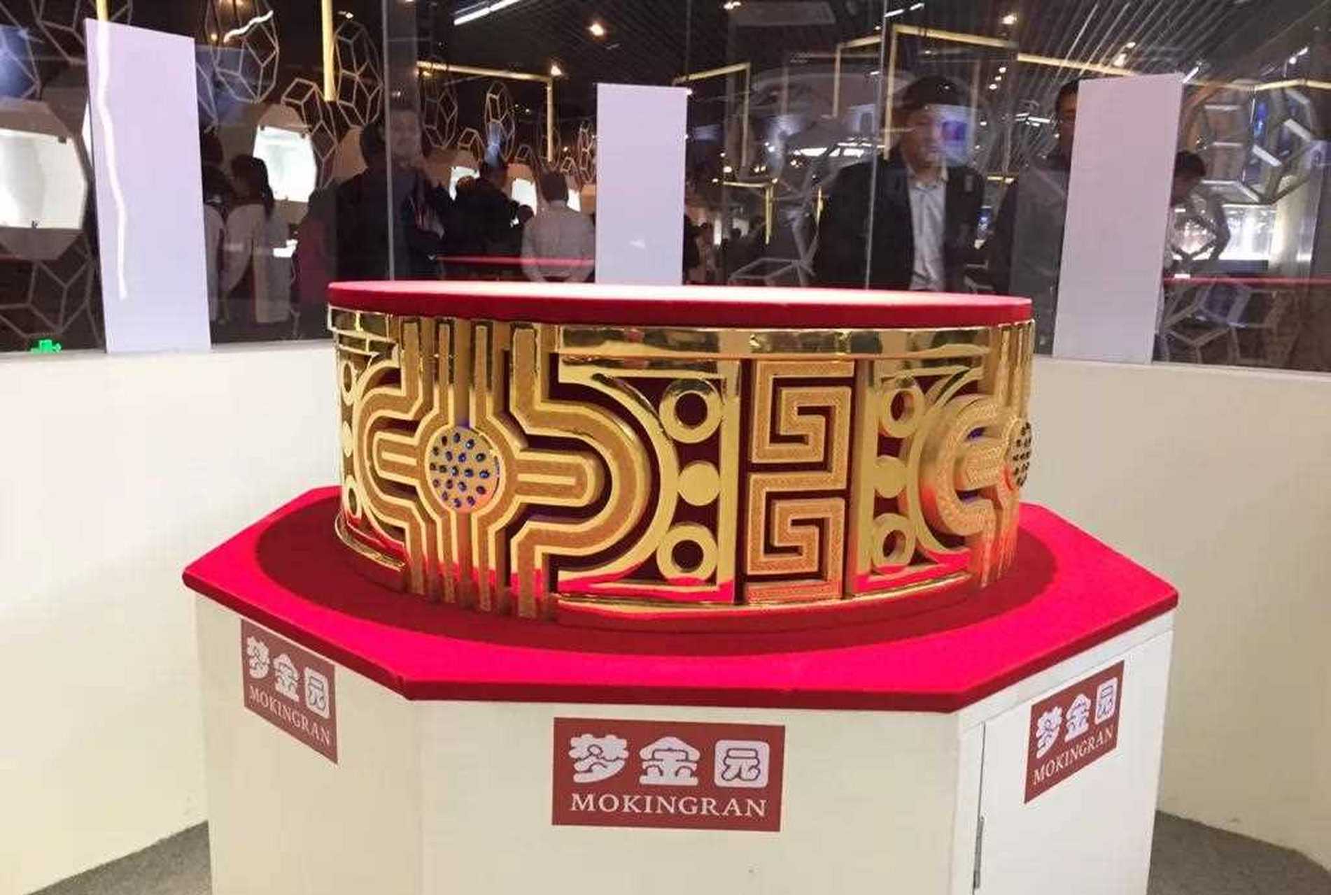 这是一枚获得世界吉尼斯纪录,由梦金园39位工匠历经99天锤炼完成的"最