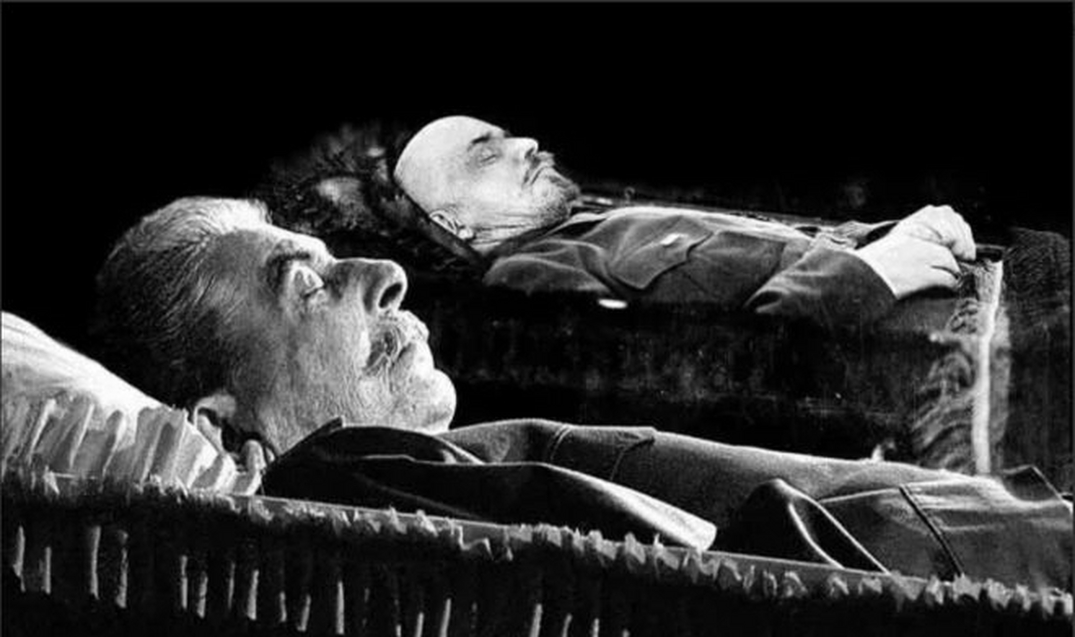 1953年,斯大林突然去世,他的遗体被放在水晶棺里,与列宁的遗体并排