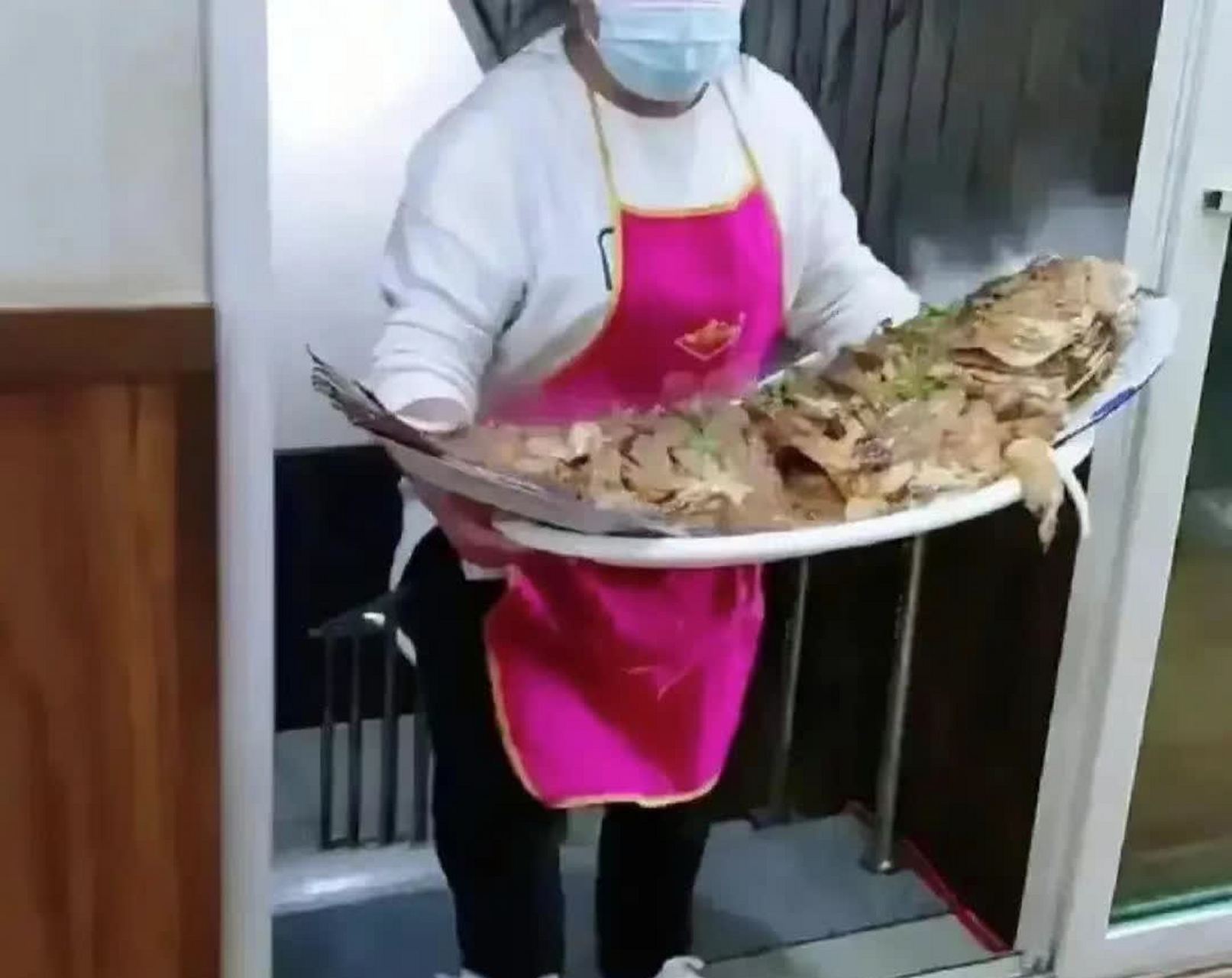 当服务员上菜的时候,我瞬间惊呆了#搞笑趣图