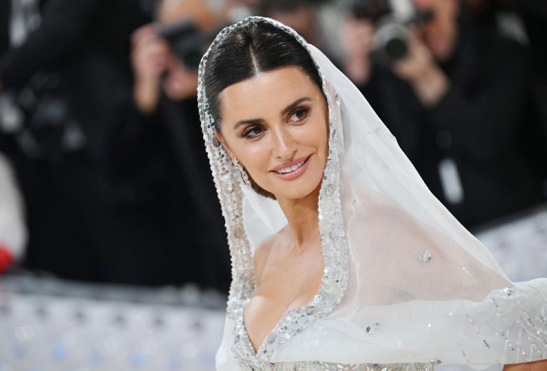 女神佩内洛普·克鲁兹,亮相纽约大都会艺术博物馆慈善舞会,身穿白色