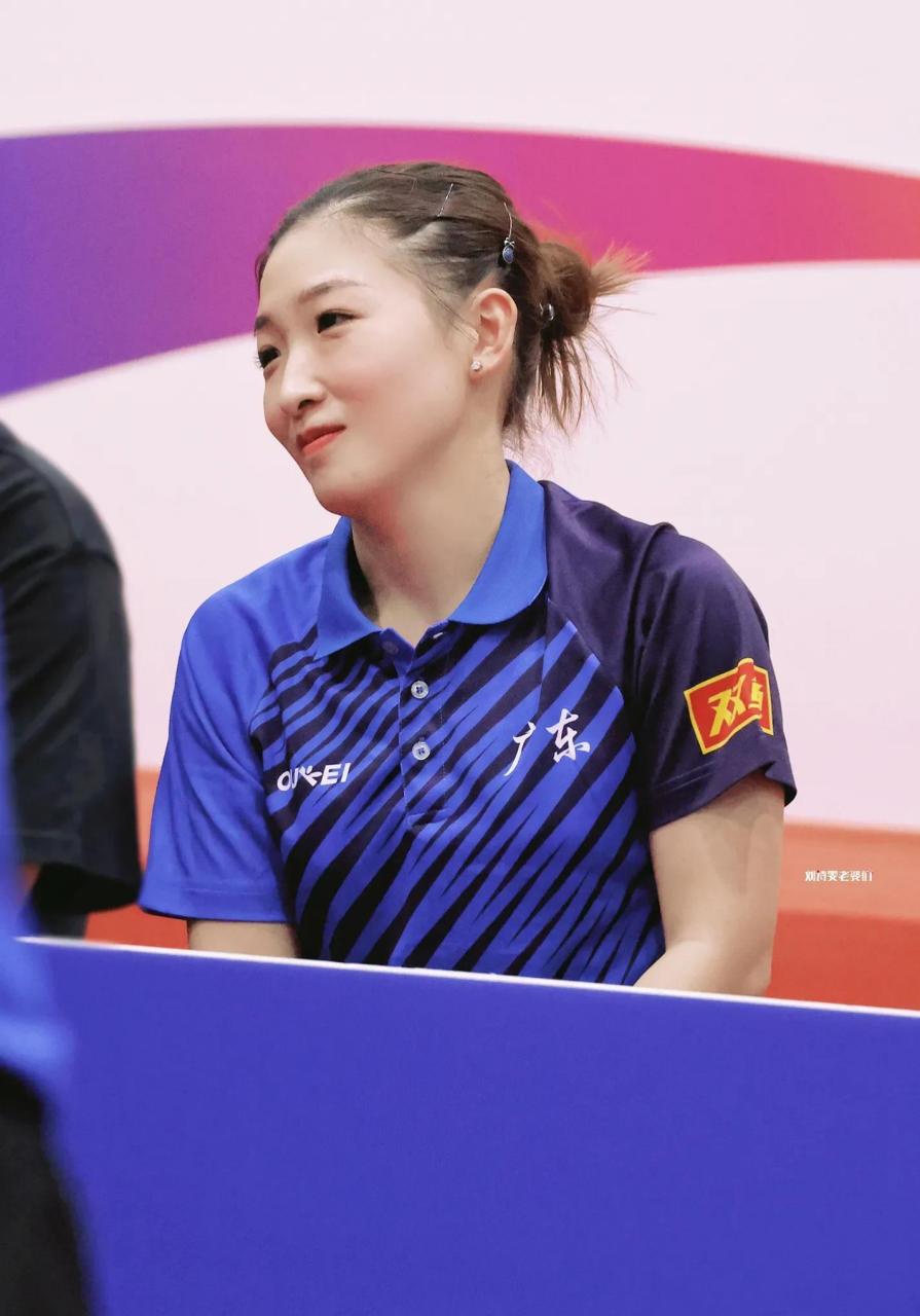 4月16日刘诗雯参加了粤港澳大湾区乒乓球挑战赛,扎着丸子头身穿蓝色