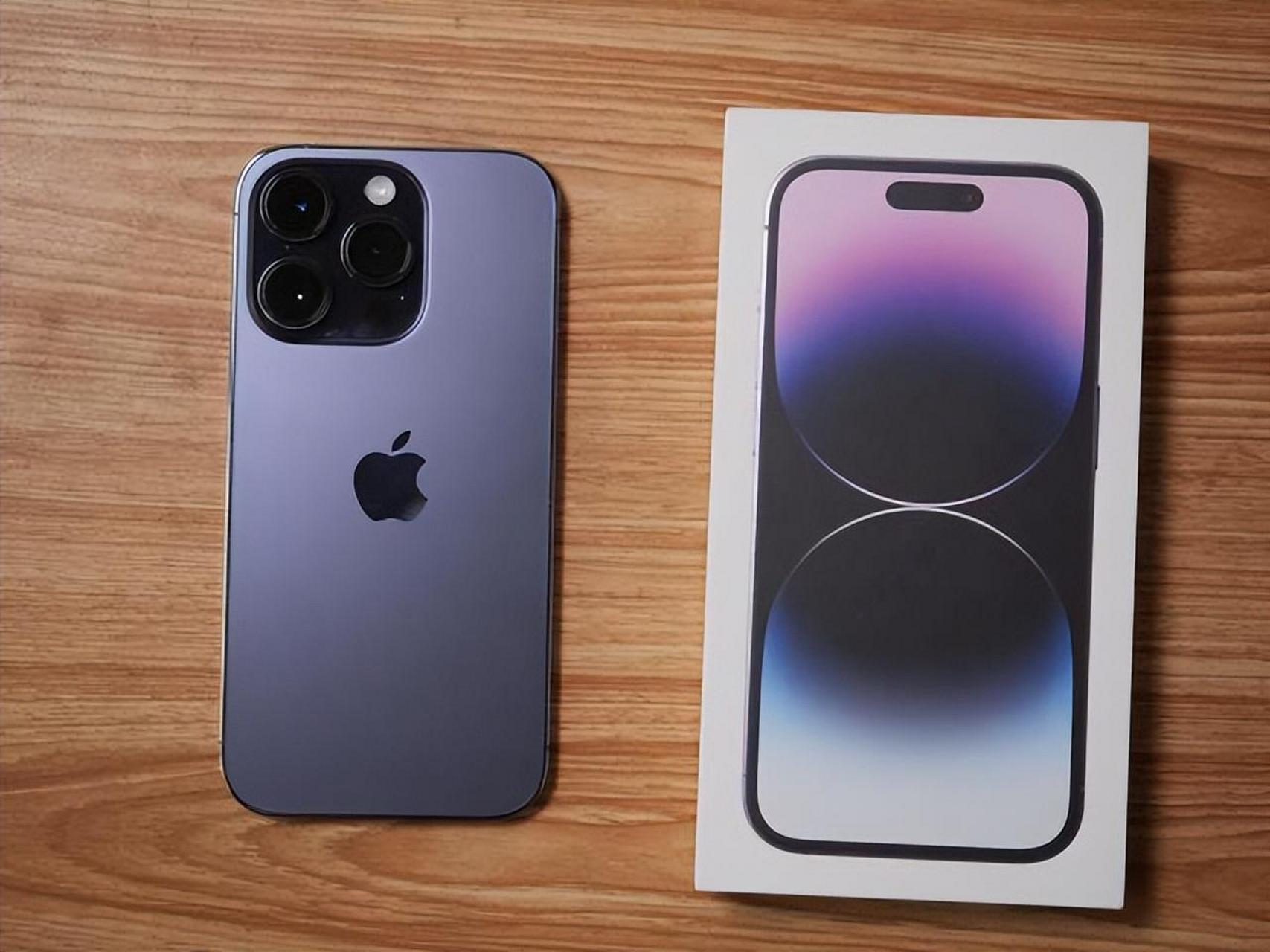 苹果终于妥协,iphone提前降至"清仓价",没必要买安卓了  近来,人们